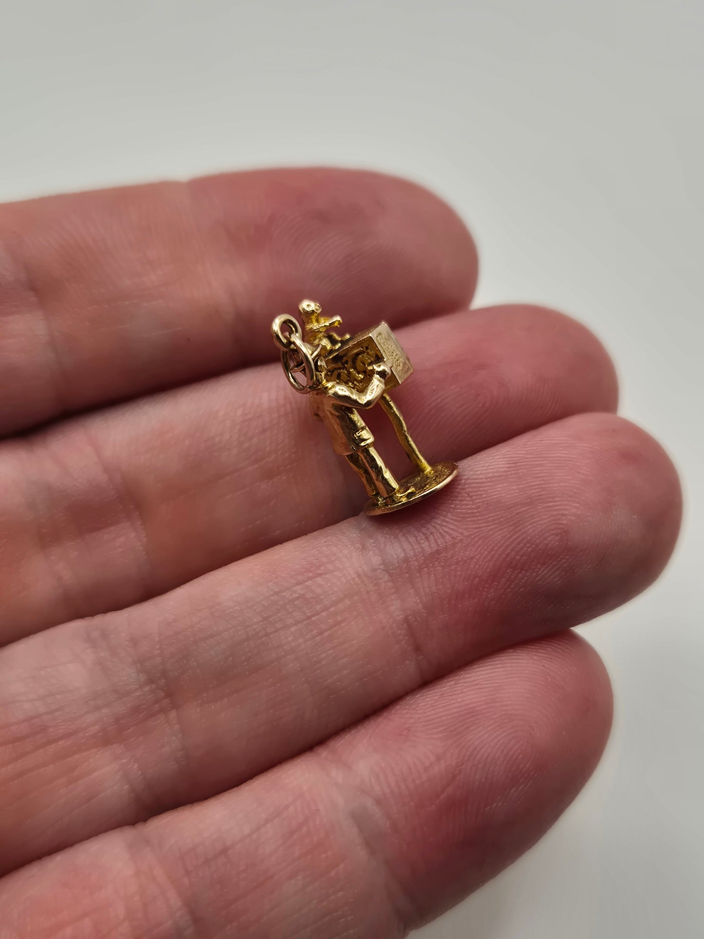 Vintage 9ct gold organ grinder and monkey charm