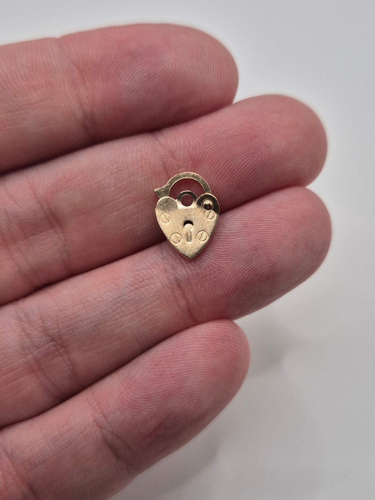 9ct gold padlock (27)