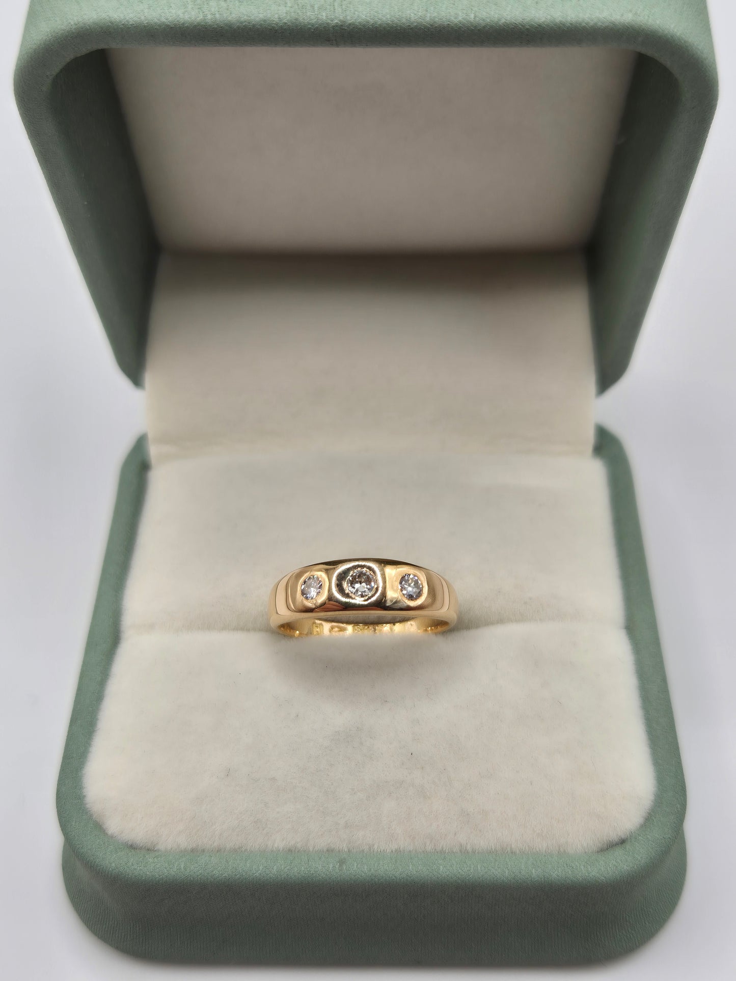 18ct gold diamond gypsy ring