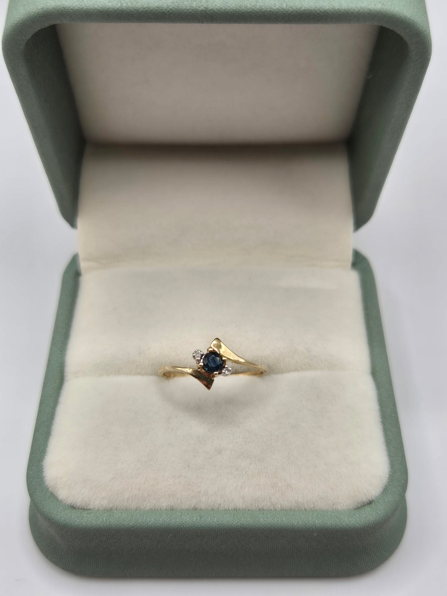 9ct gold sapphire and diamond ring