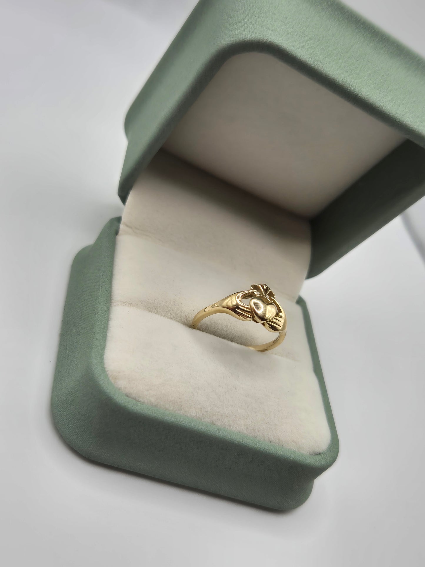 9ct gold claddagh ring
