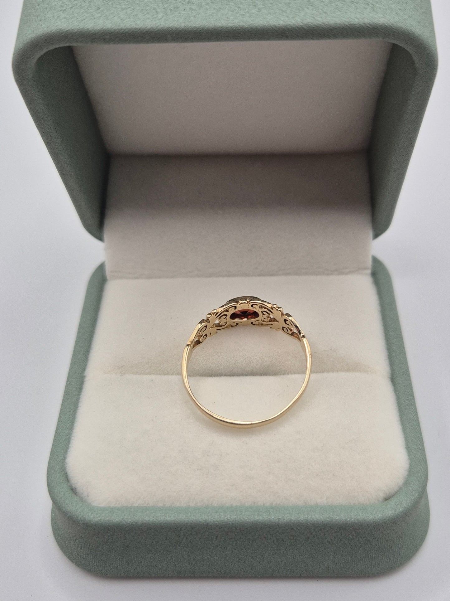 9ct gold garnet ring