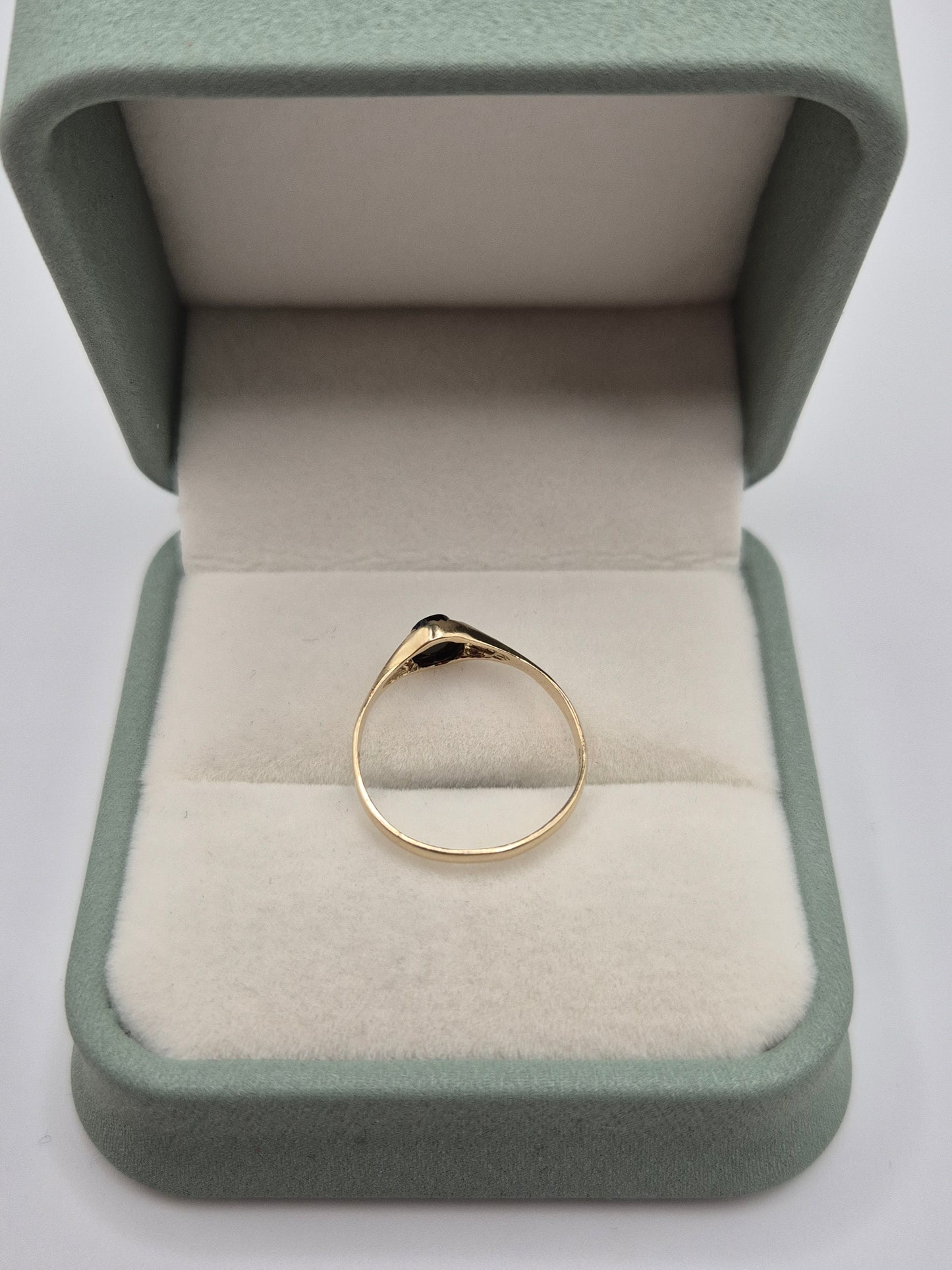 9ct gold onyx ring