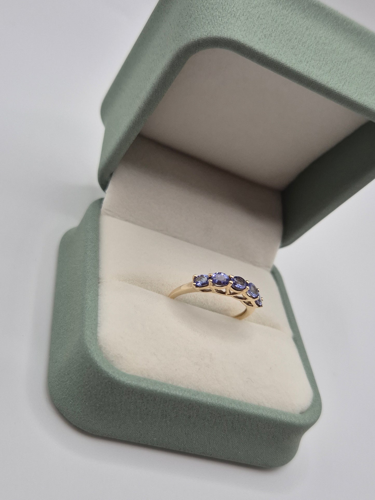 9ct gold tanzanite ring