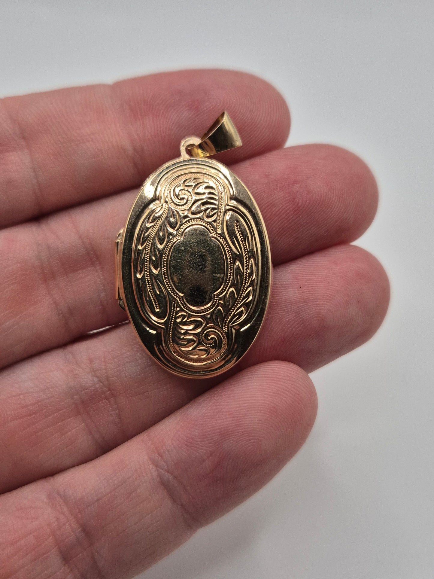9ct gold patterned locket
