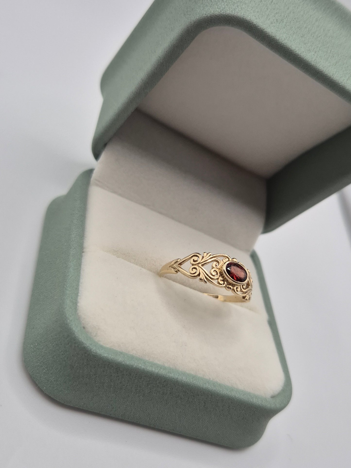 9ct gold garnet ring