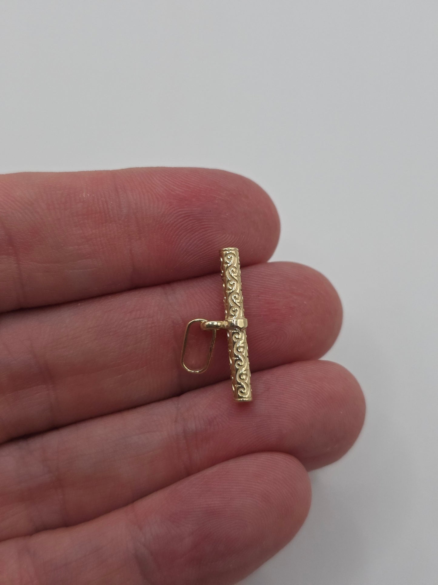 9ct gold engraved 22mm T-bar pendant
