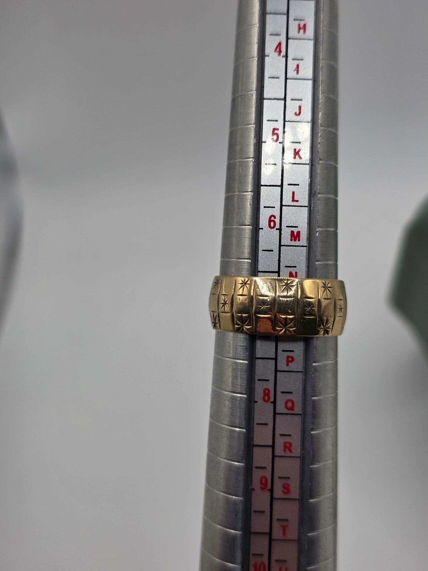 9ct gold star patterned band ring