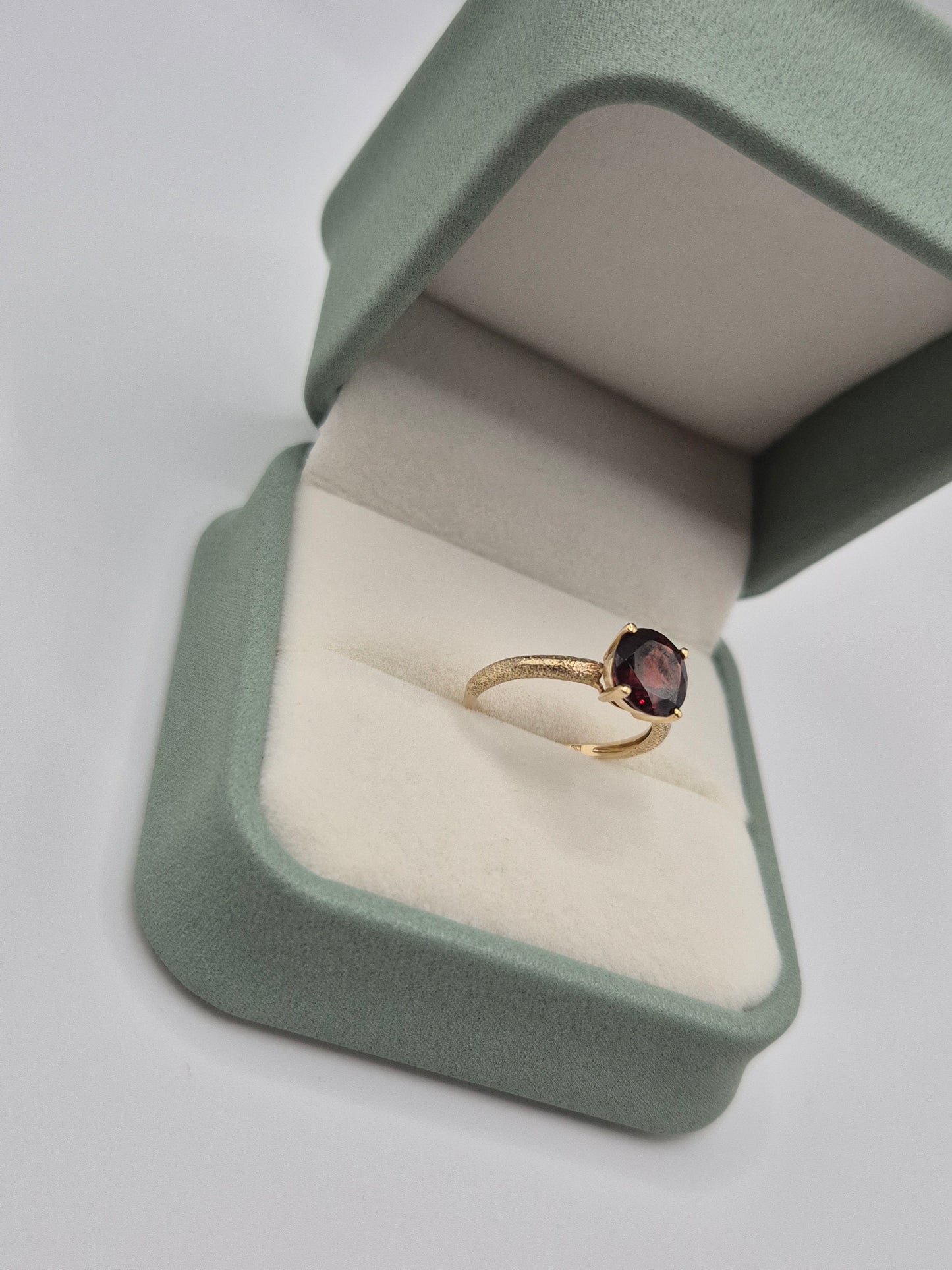9ct gold garnet ring