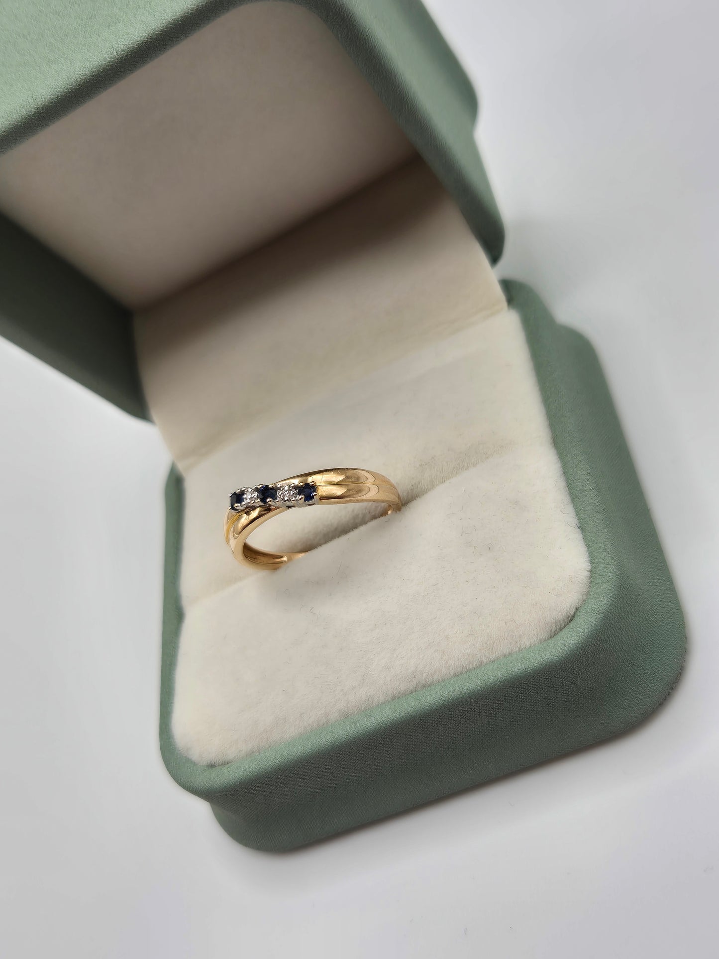 9ct gold sapphire and diamond ring