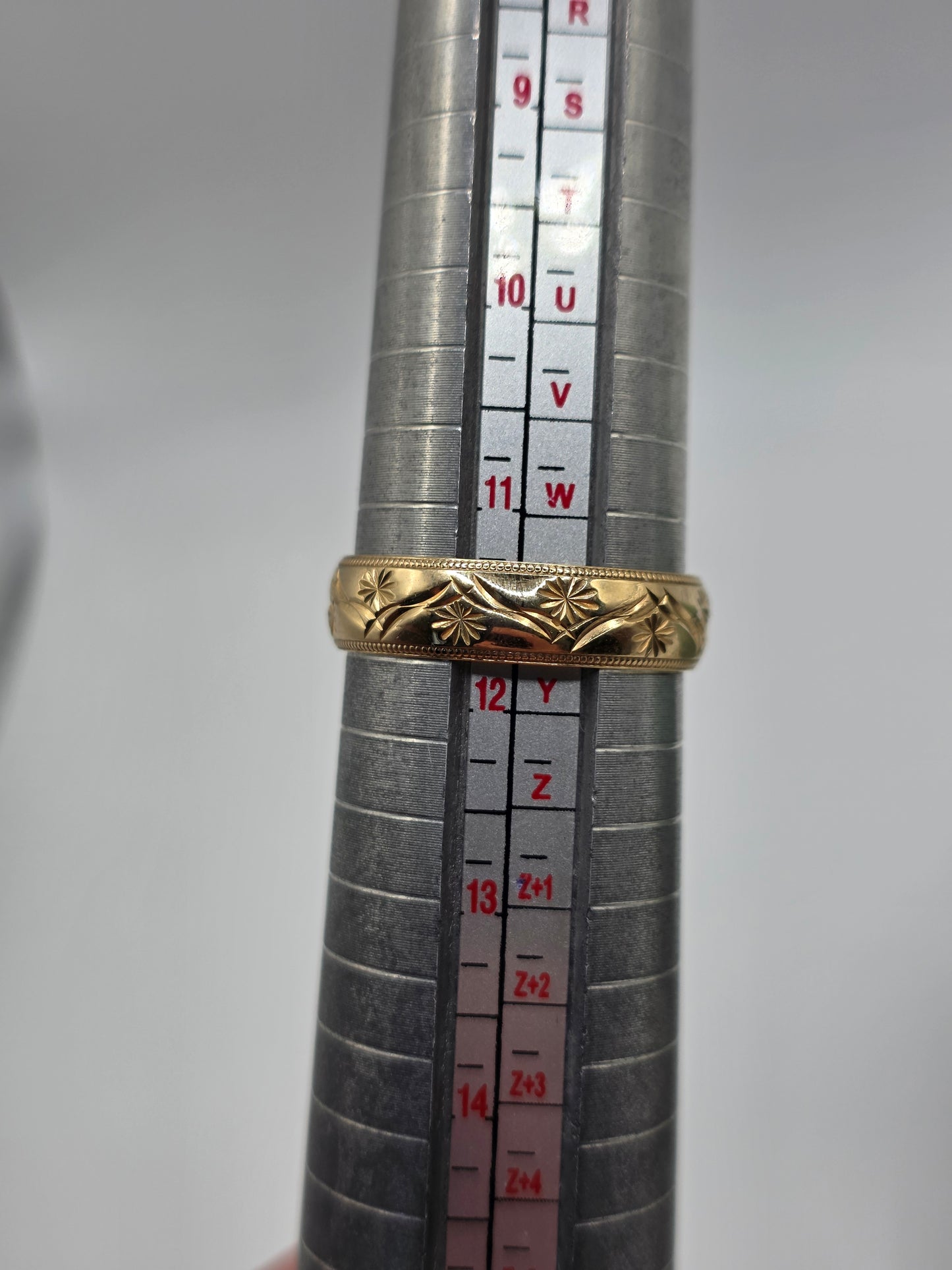 9ct gold pattened band ring