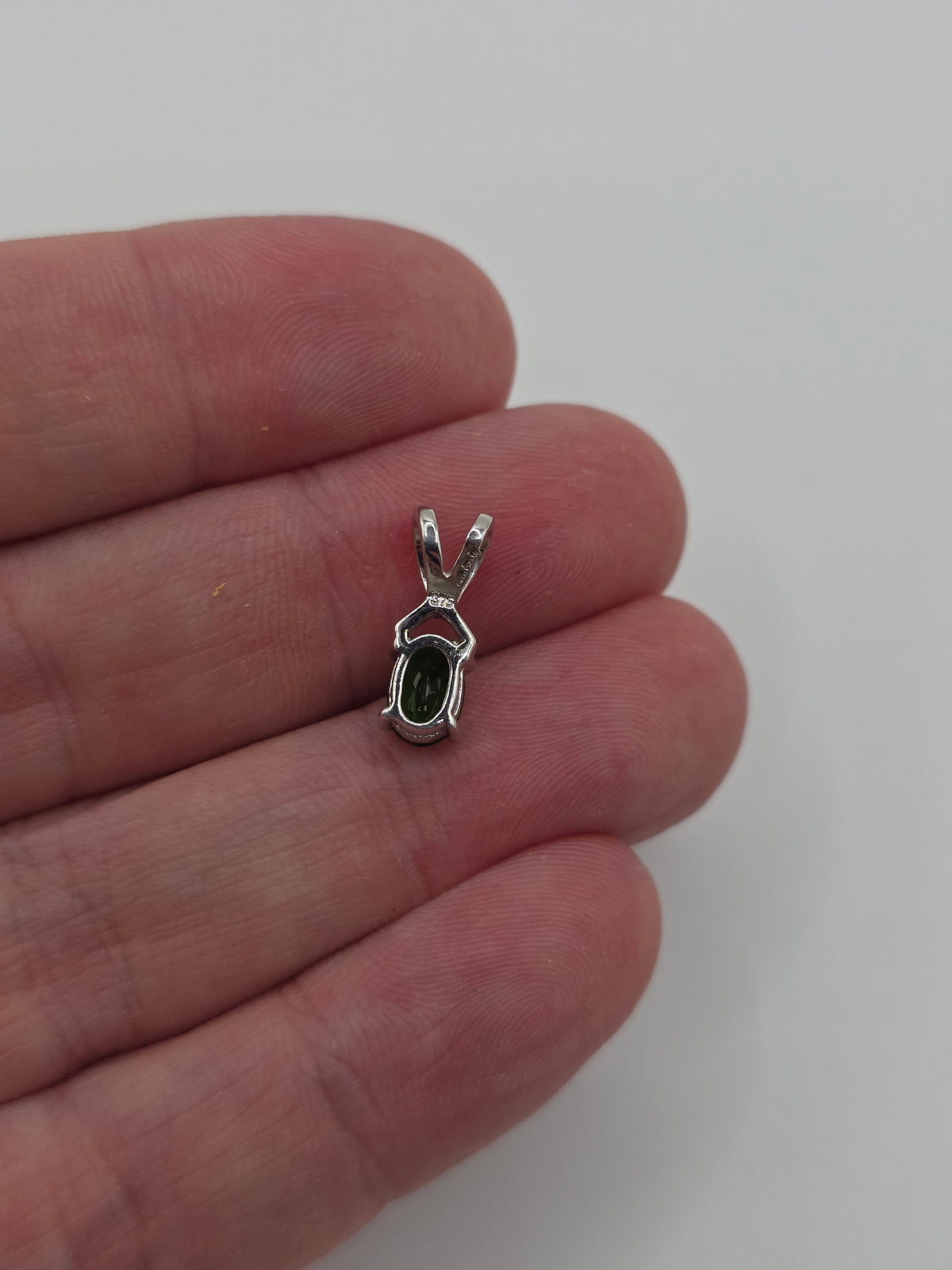 9ct white gold diopside pendant