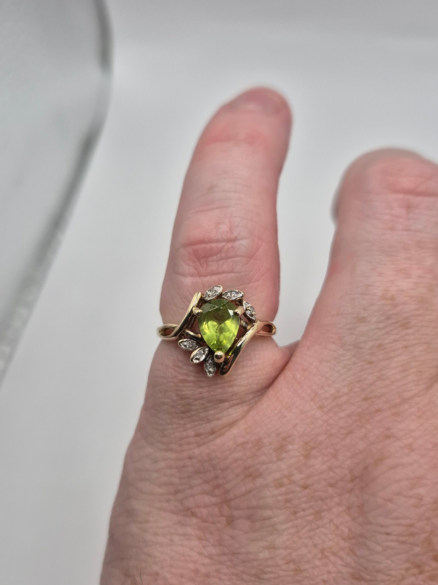 9ct gold peridot and diamond ring