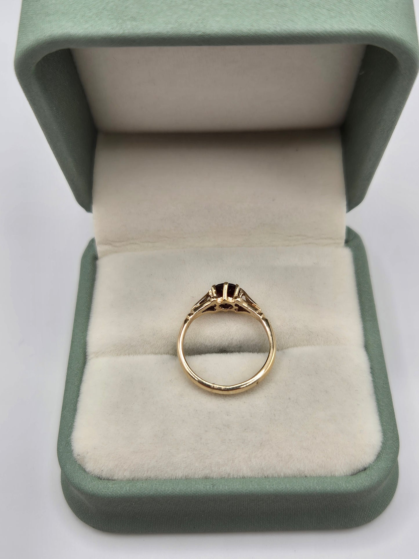 9ct gold garnet ring