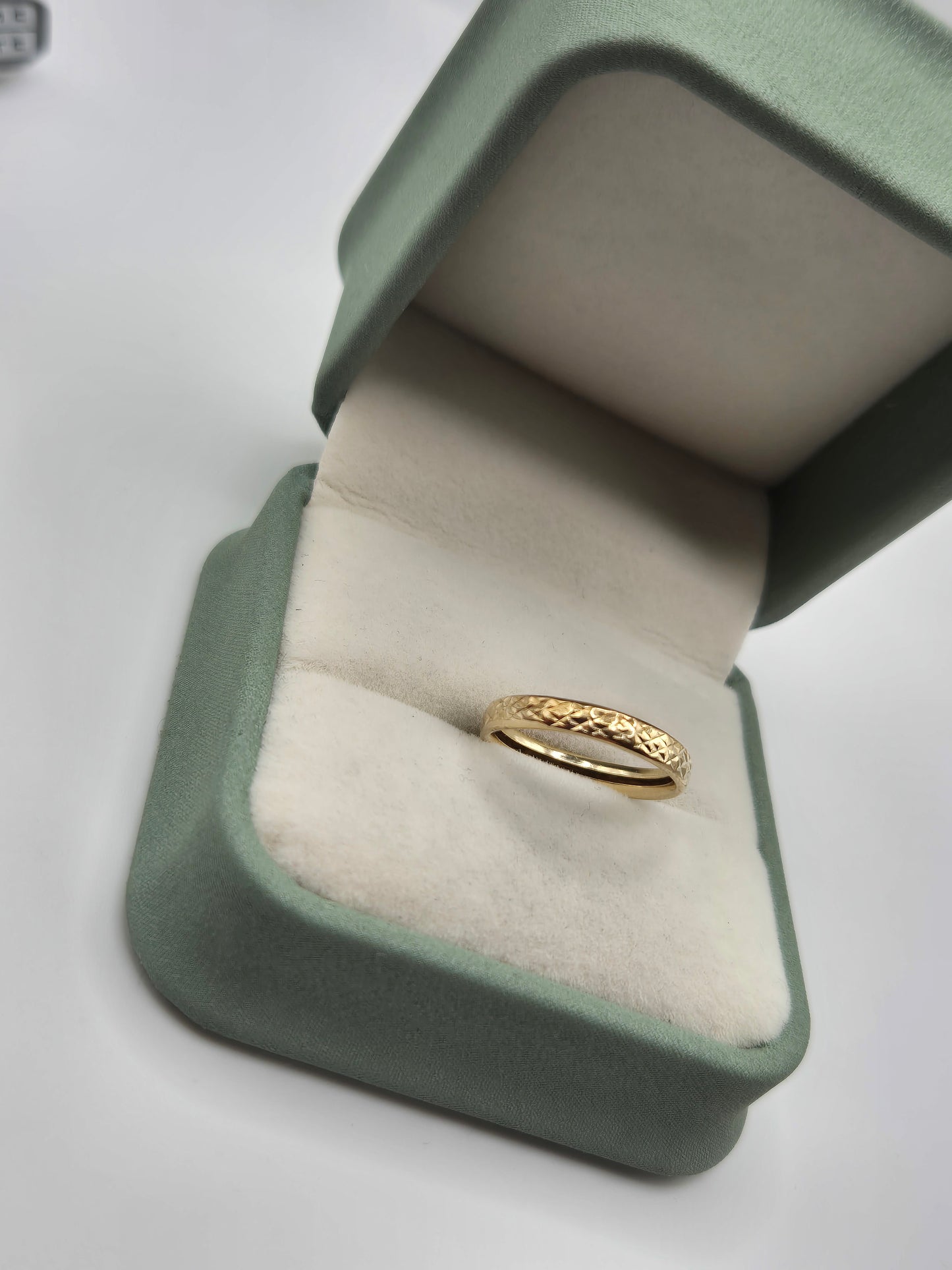 9ct gold patterned band ring