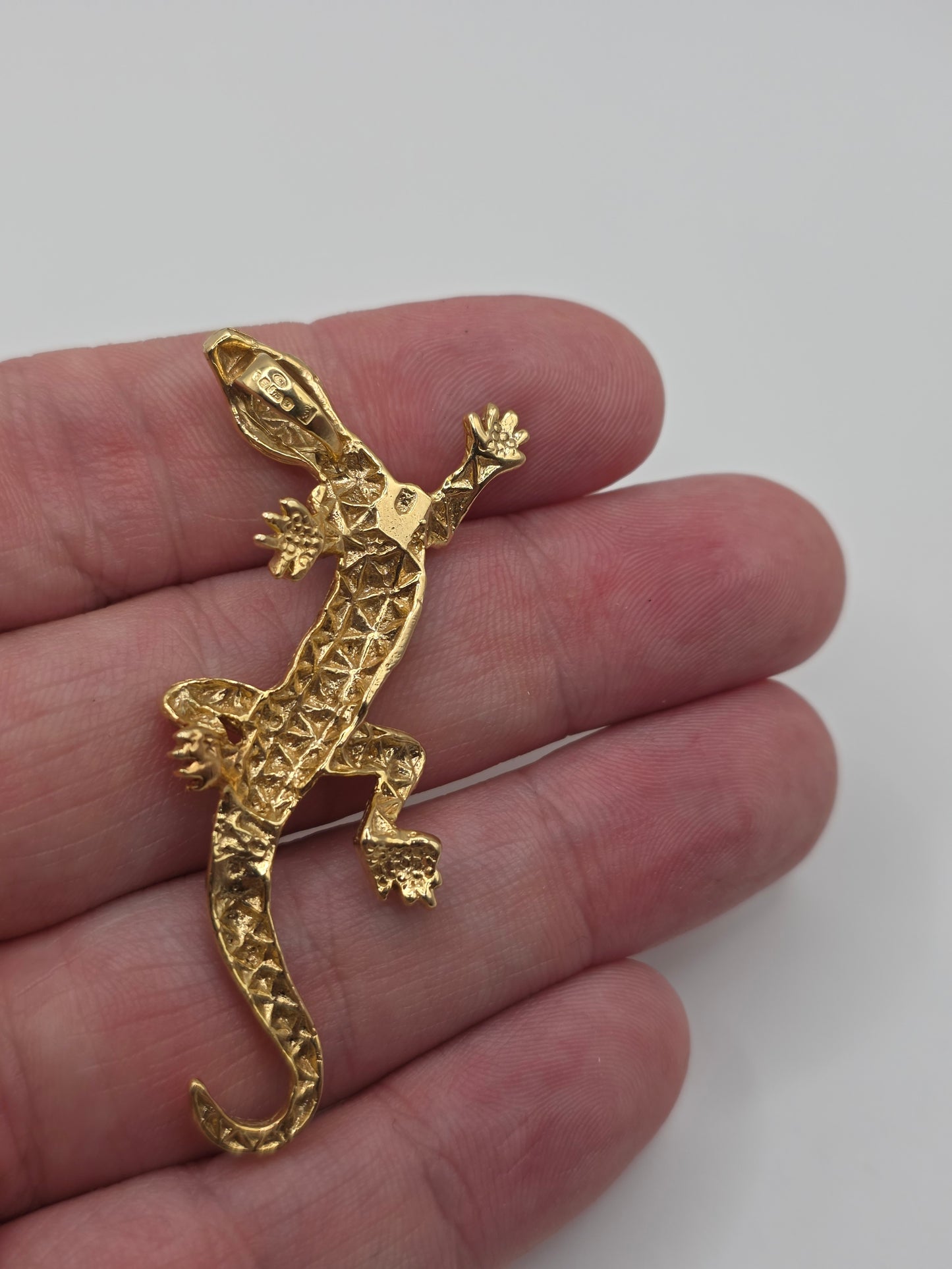 9ct gold lizard pendant