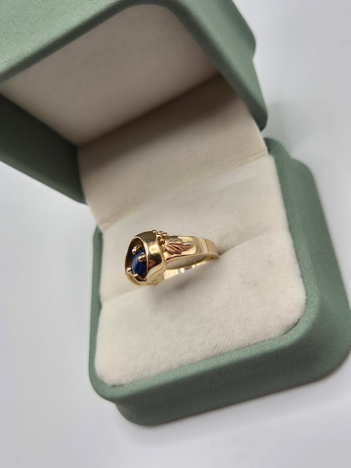 Heavy 9ct gold star sapphire floral ring