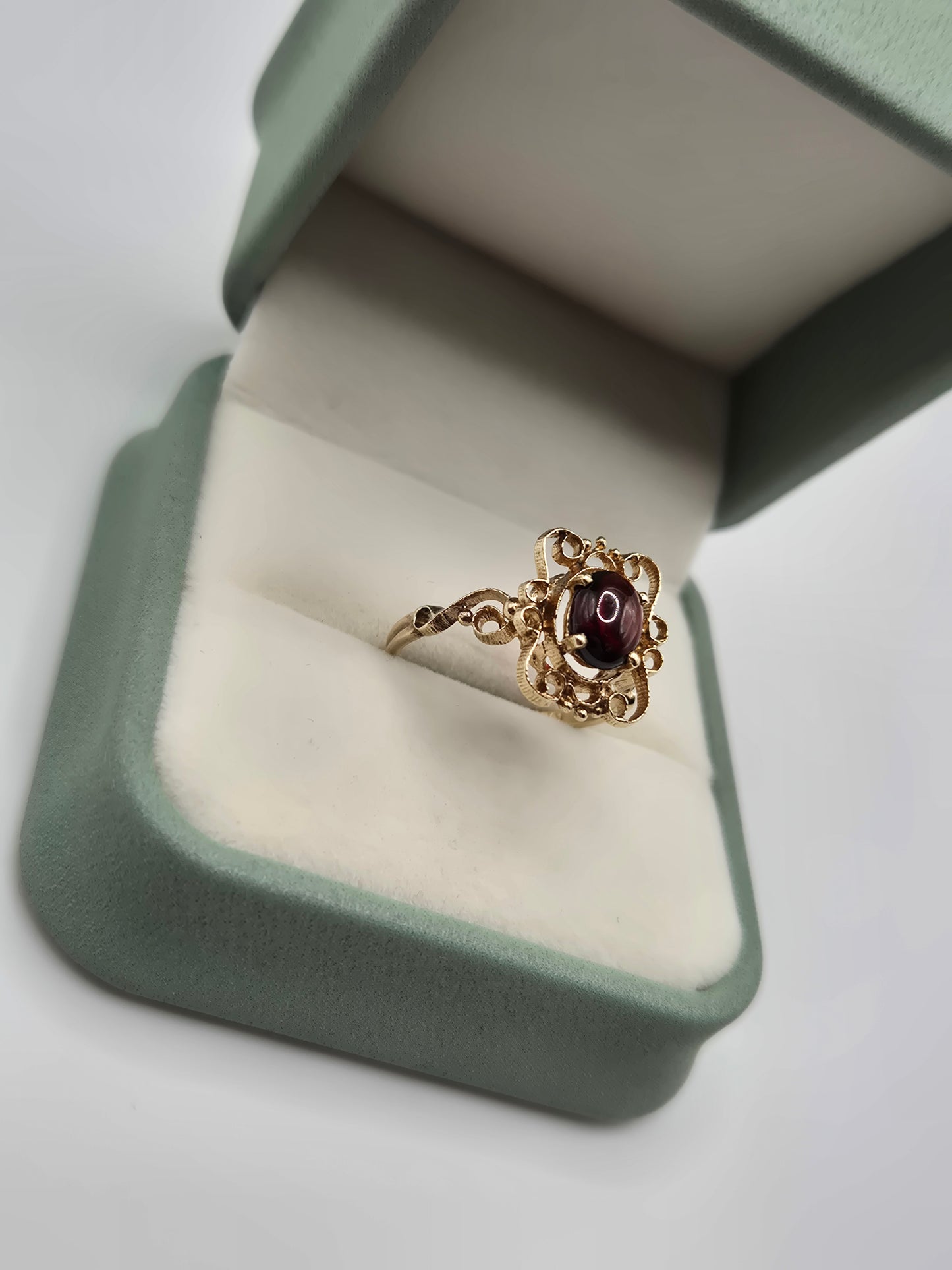 9ct gold cabachon garnet ring
