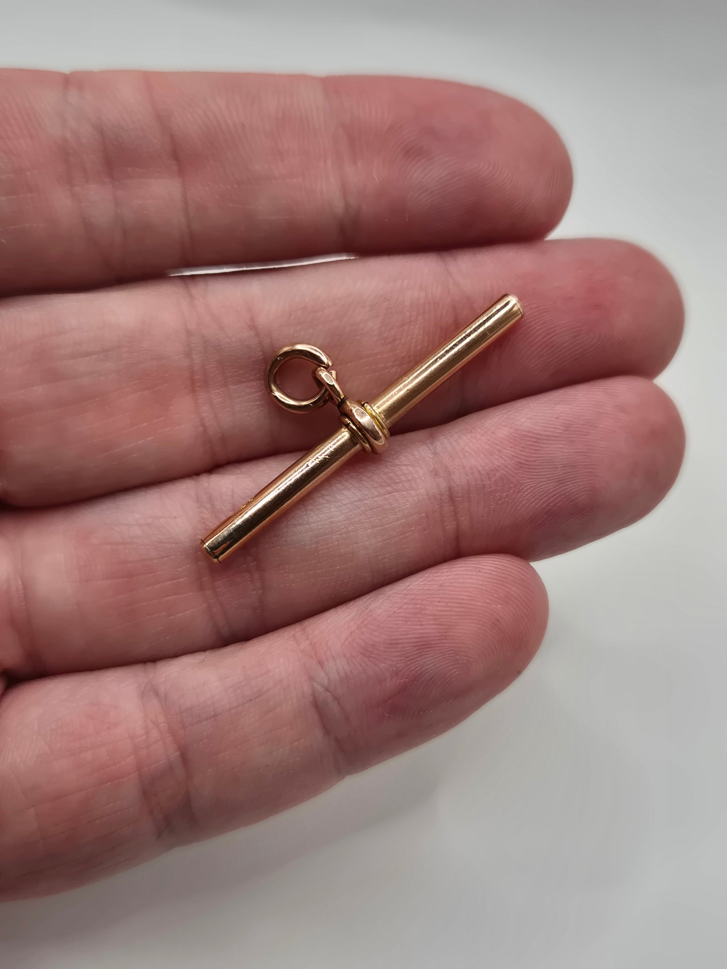 9ct rose gold T-bar pendant