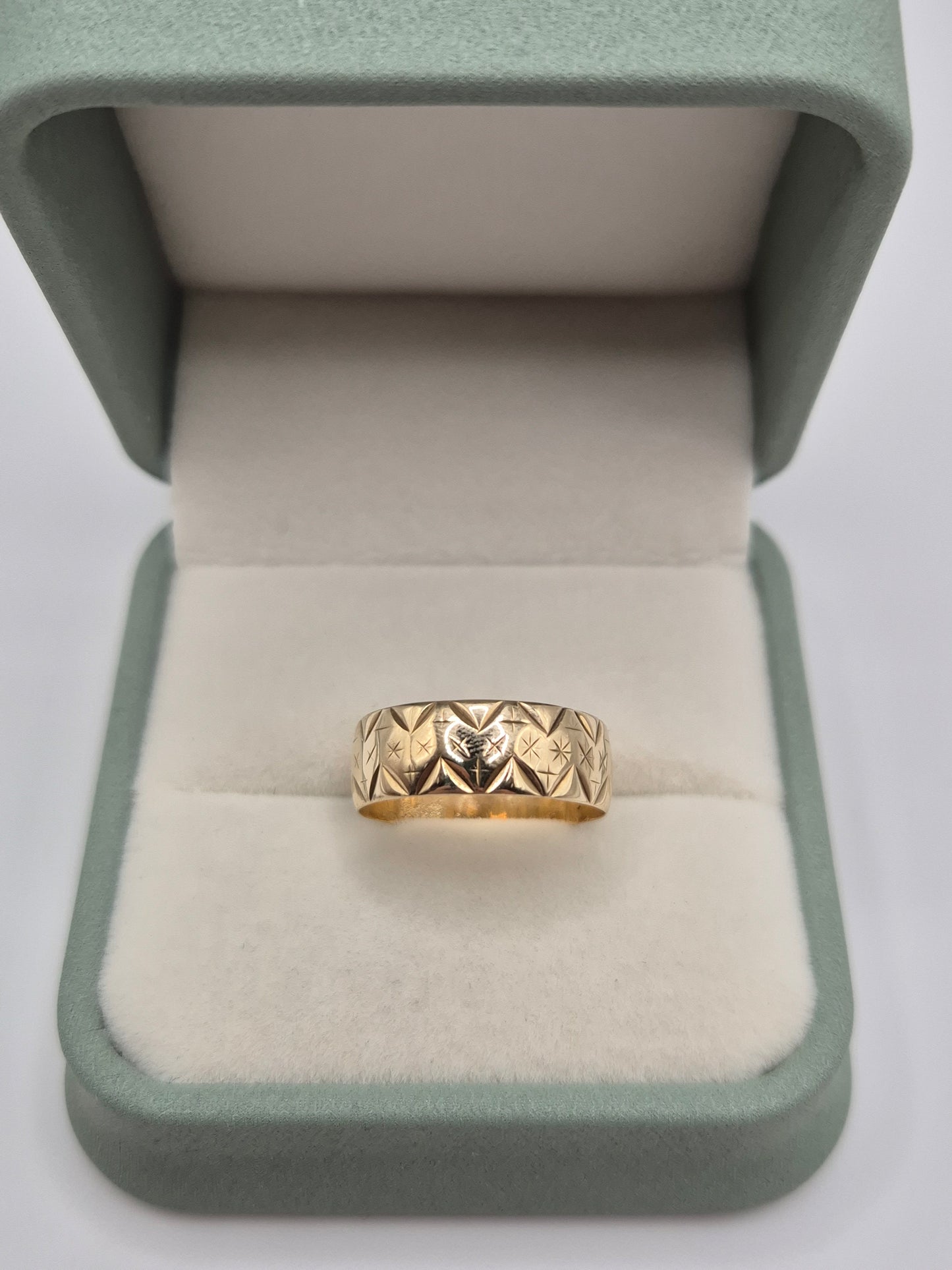 9ct gold patterned band ring