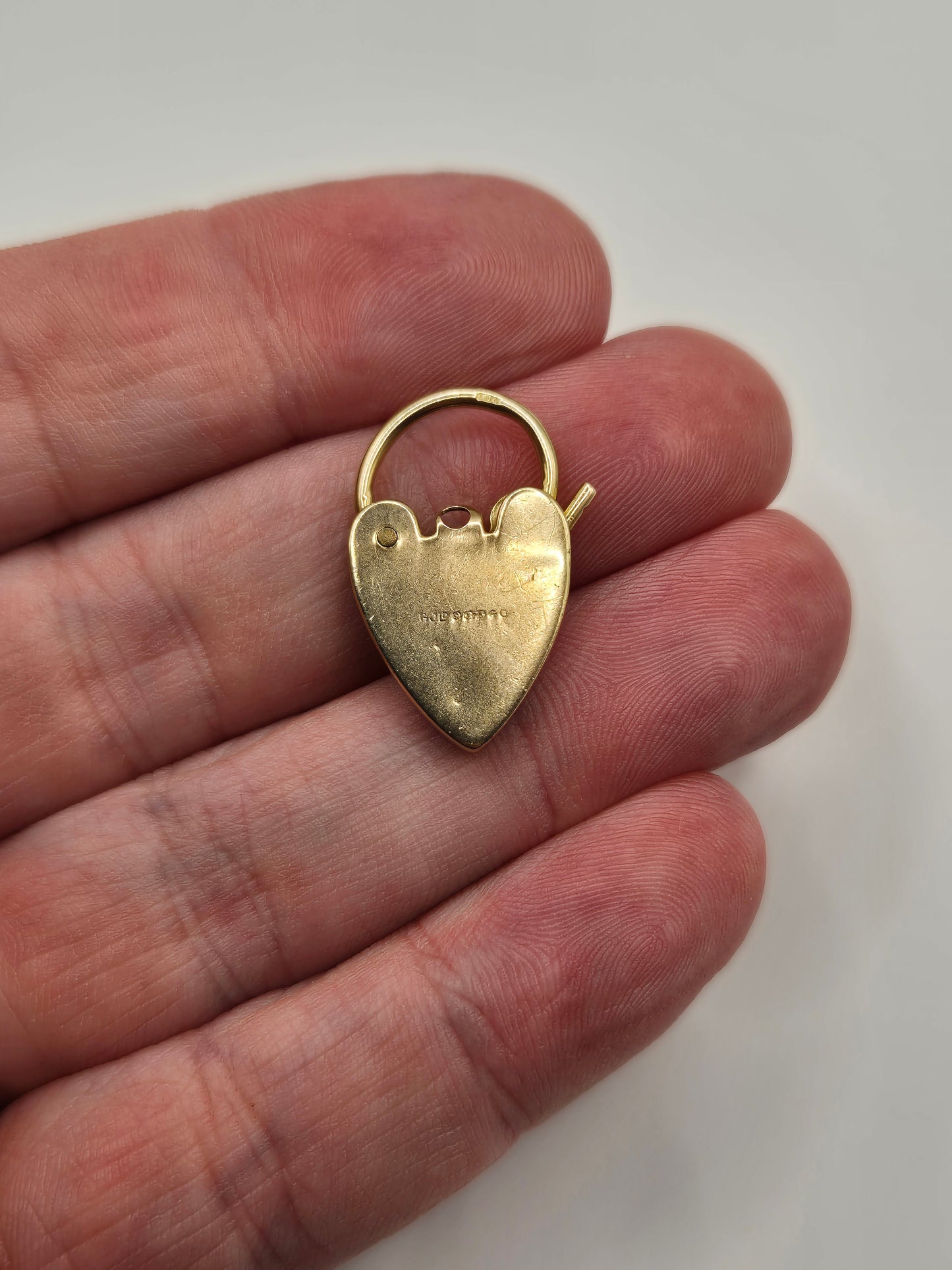 9ct gold padlock (1)