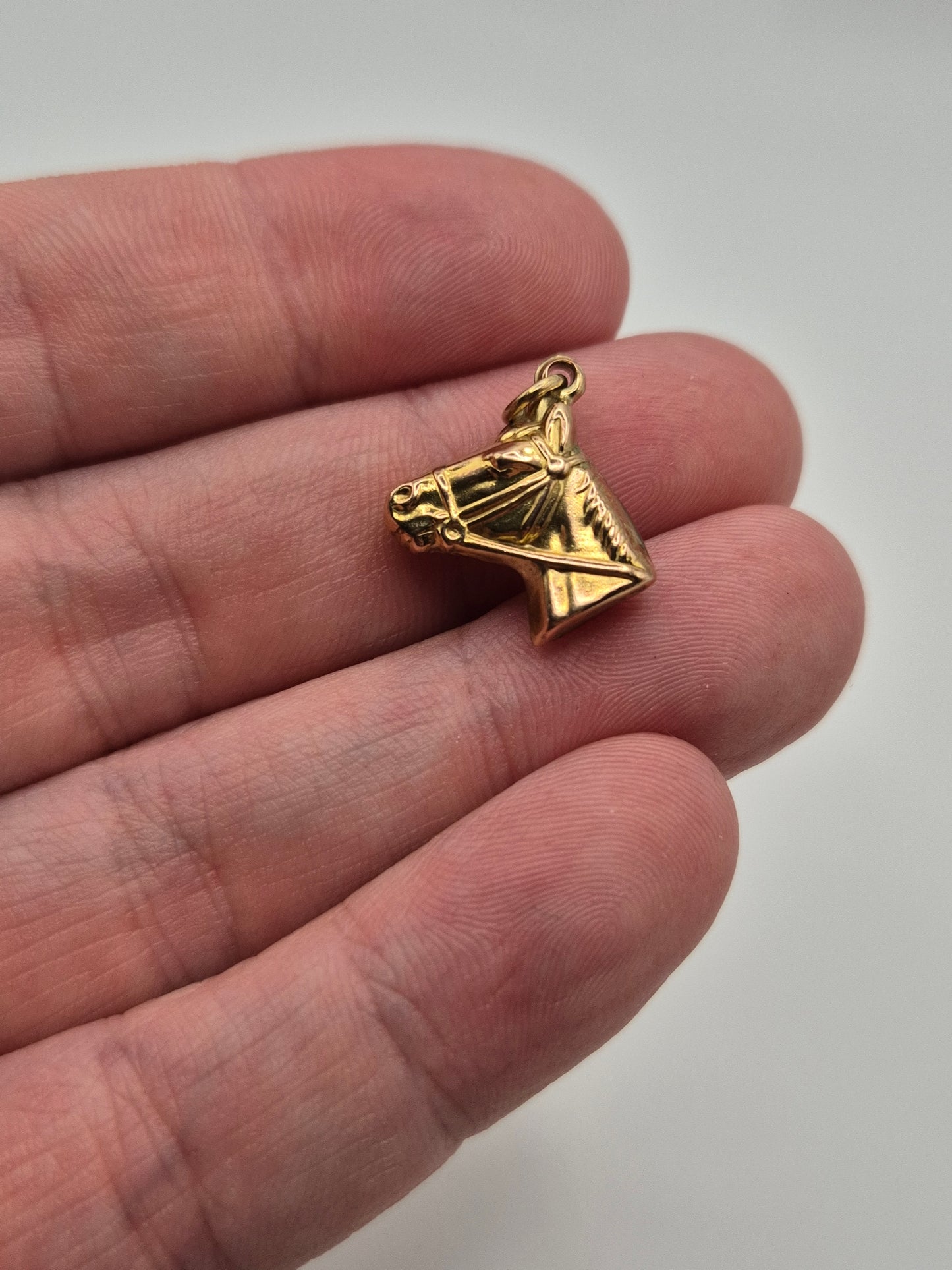 9ct gold horse pendant