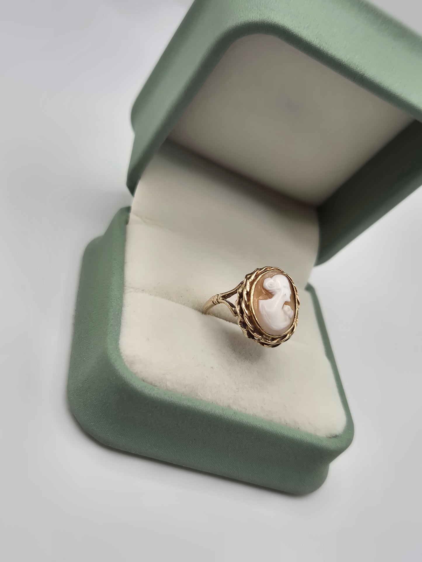 9ct gold cameo ring