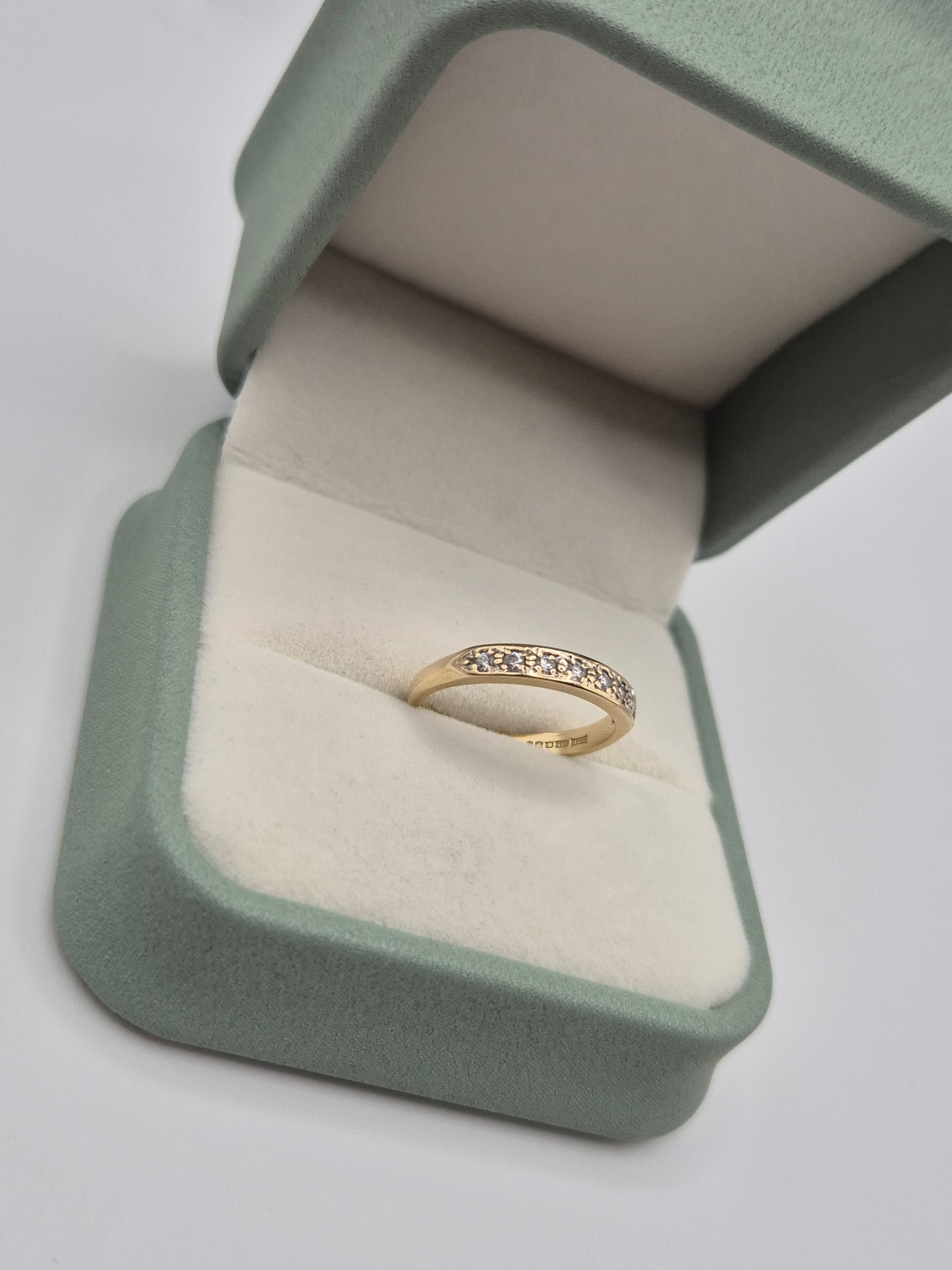 9ct gold cz ring
