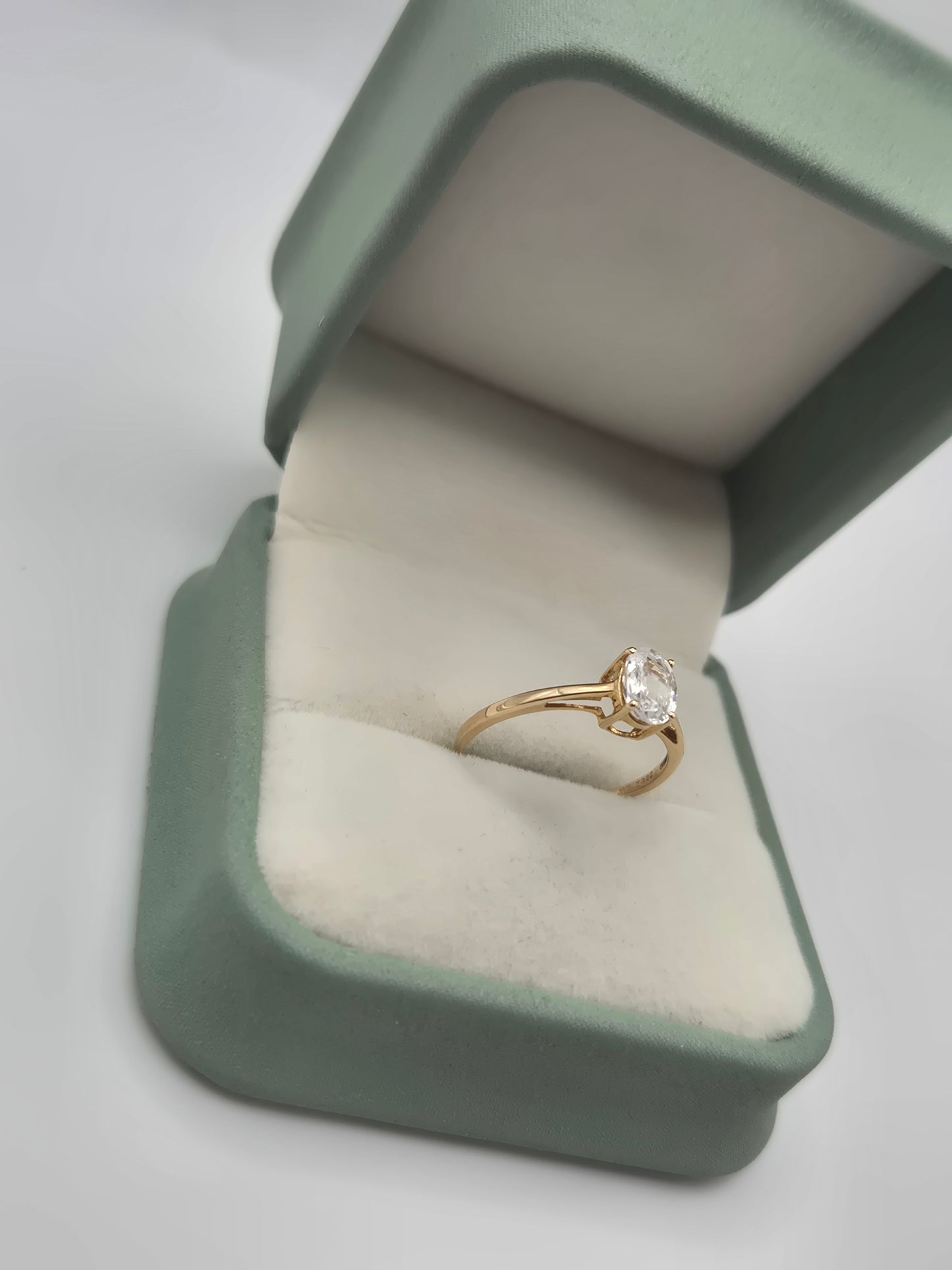 9ct gold white topaz ring