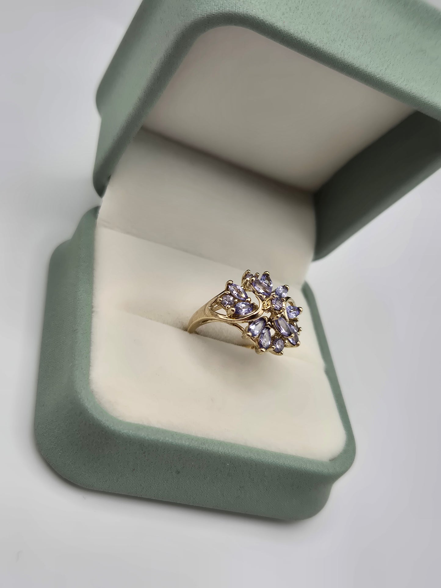 9ct gold tanzanite ring