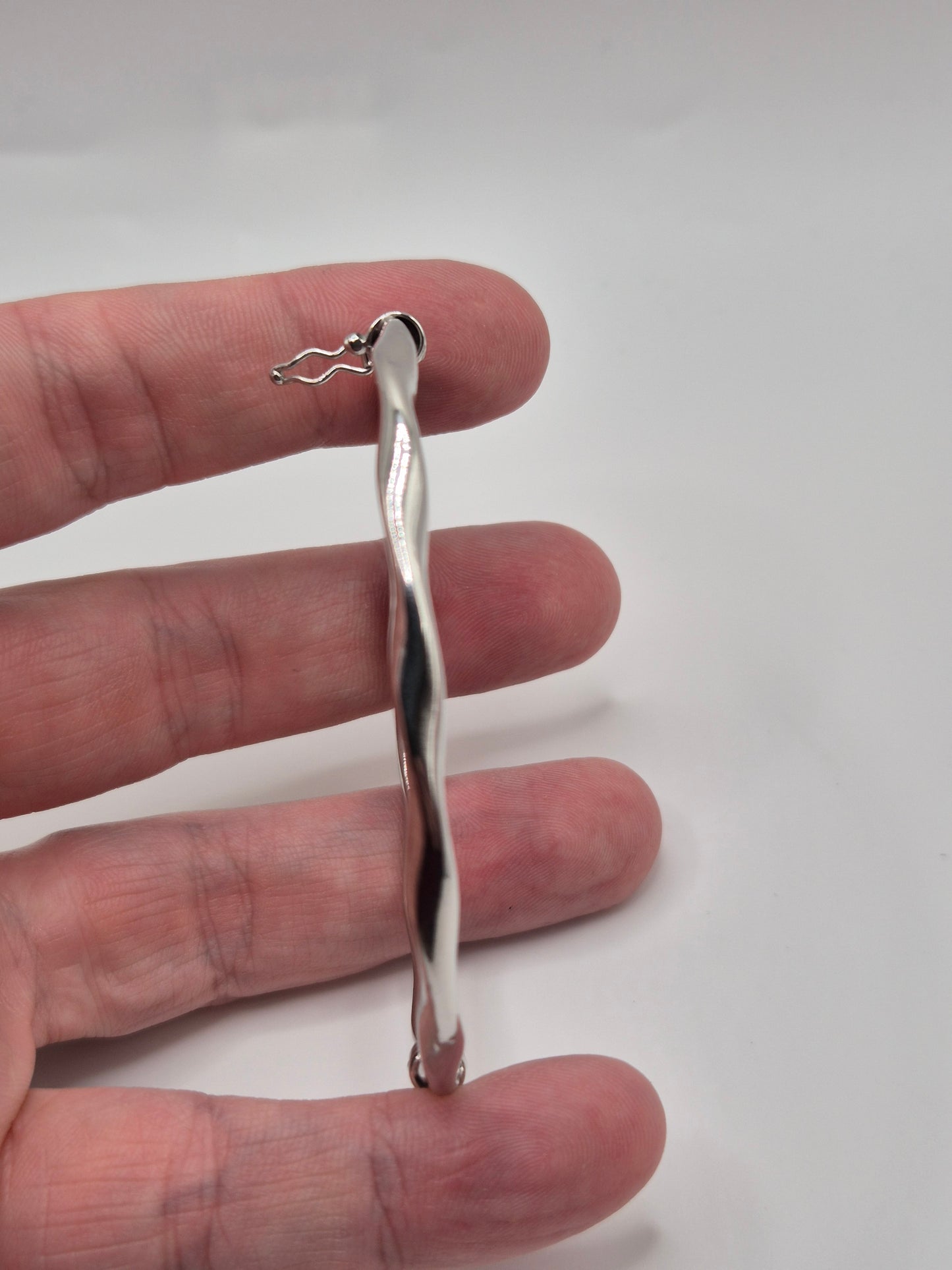 9ct white gold bangle