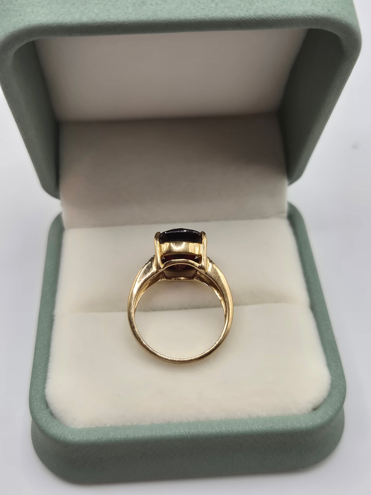 9ct gold garnet and diamond ring