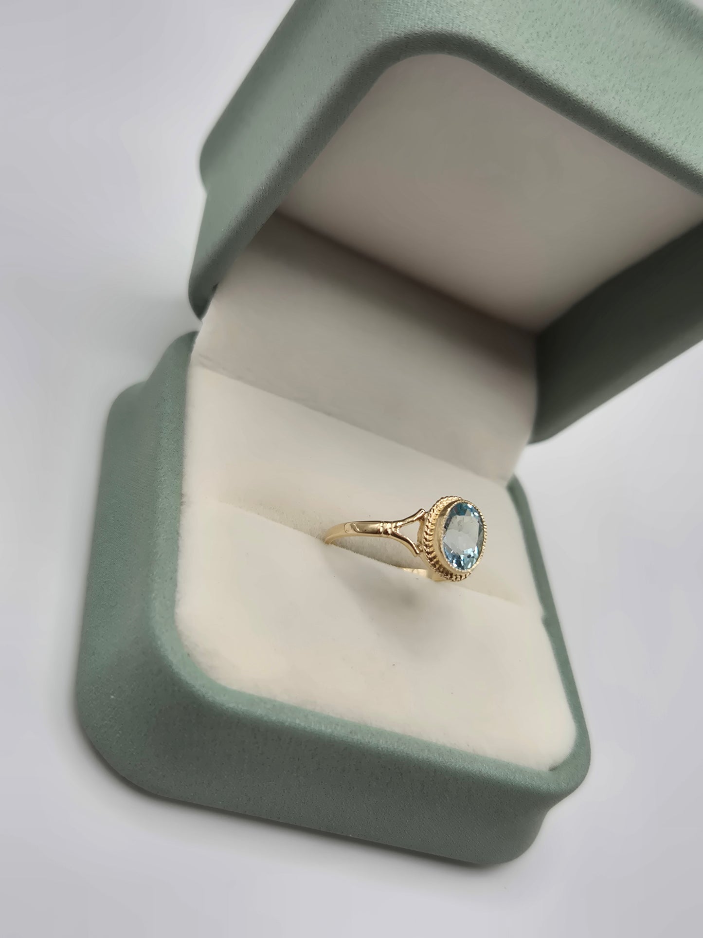 9ct gold topaz ring