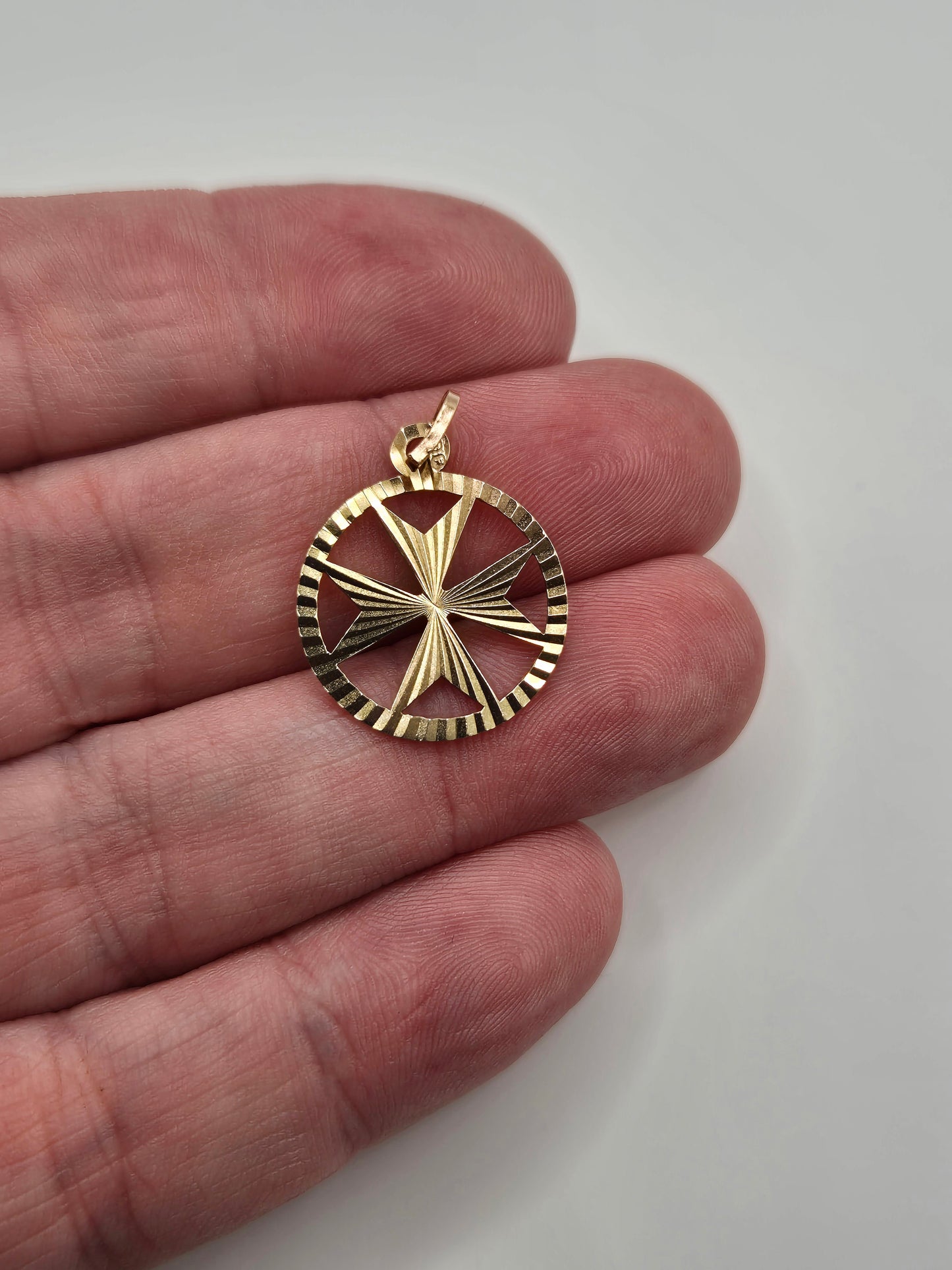 9ct gold maltese cross pendant