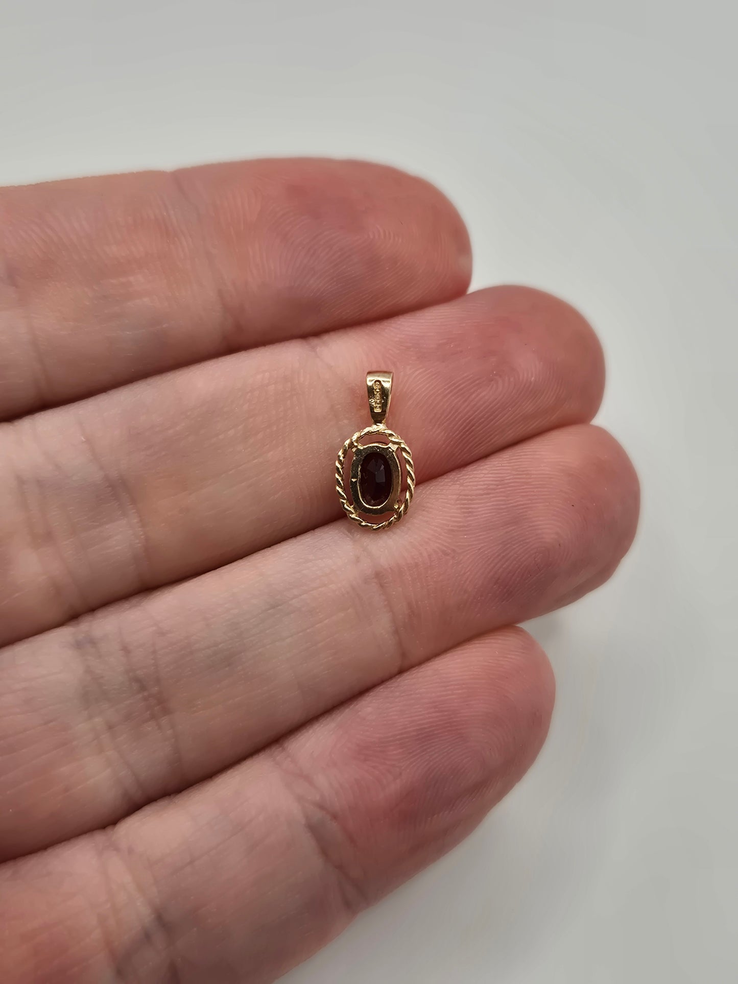 9ct gold garnet pendant
