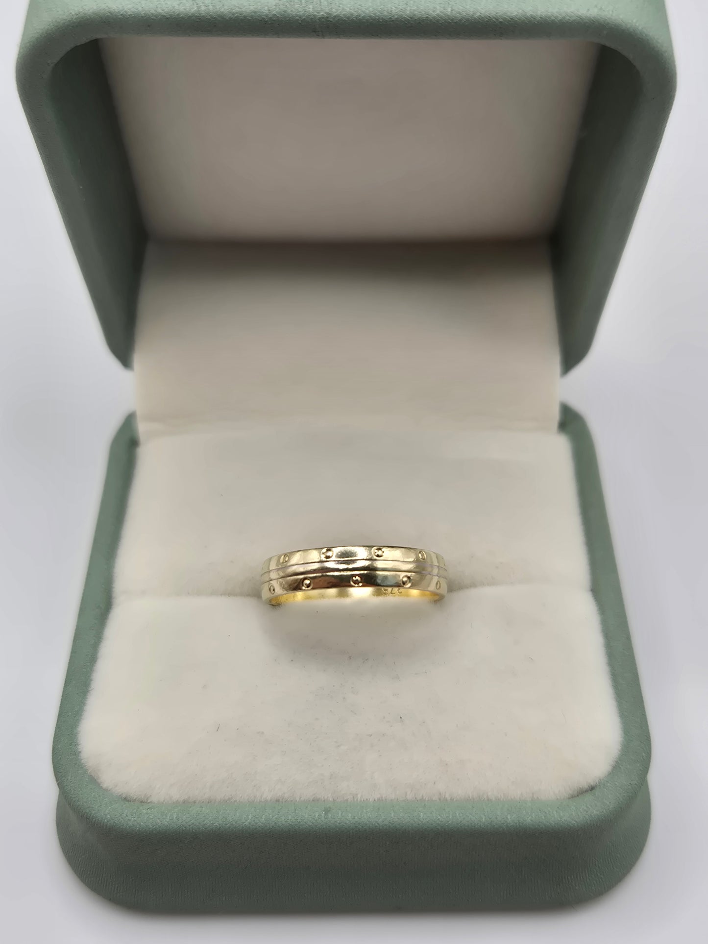 9ct gold patterned band ring