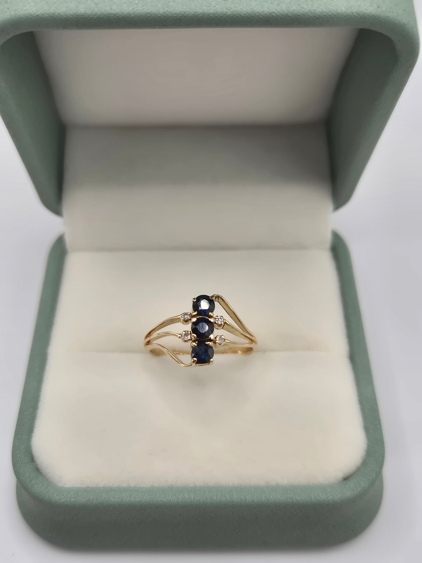 14ct gold sapphire and diamond ring