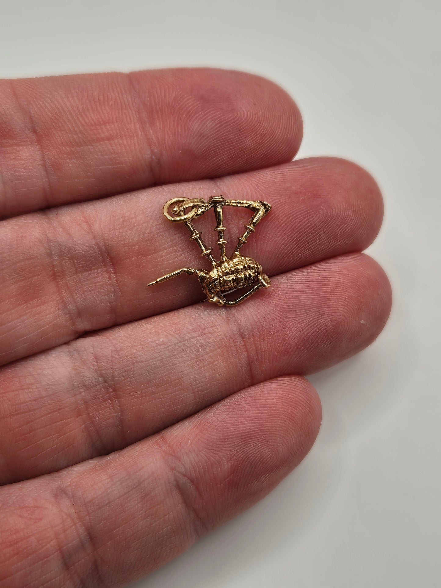 9ct gold bag pipes charm