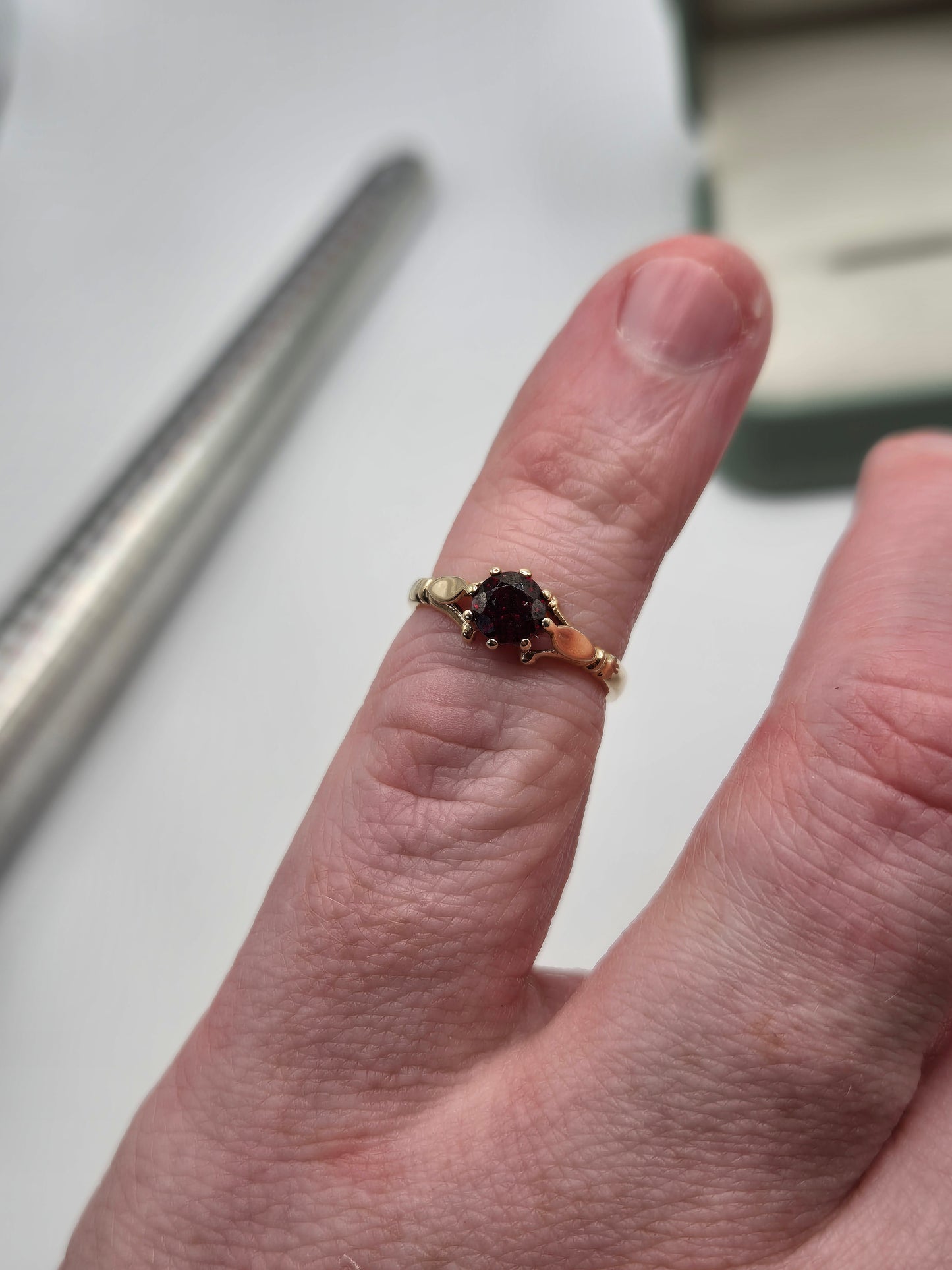 9ct gold garnet ring