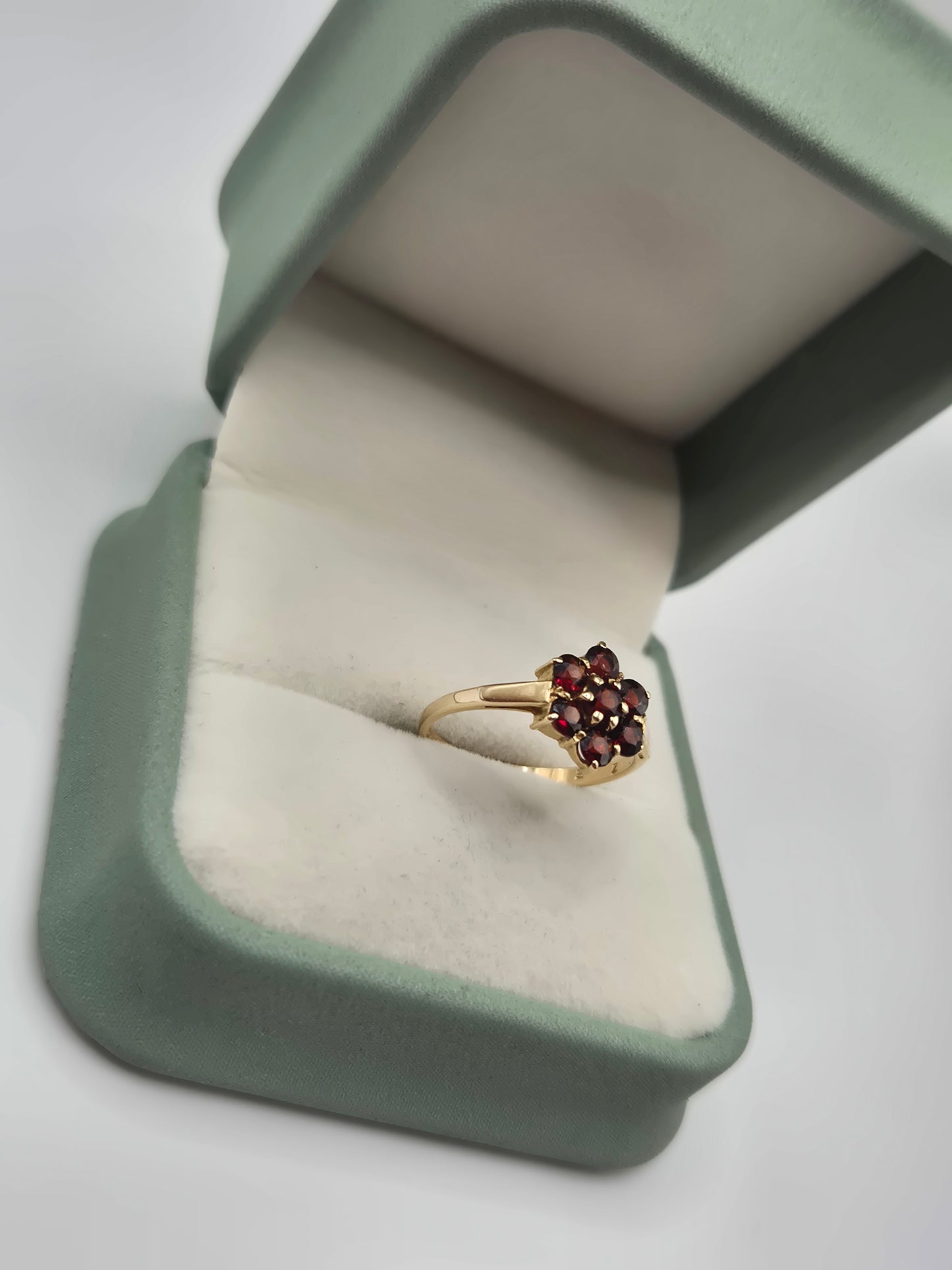 9ct gold garnet cluster ring