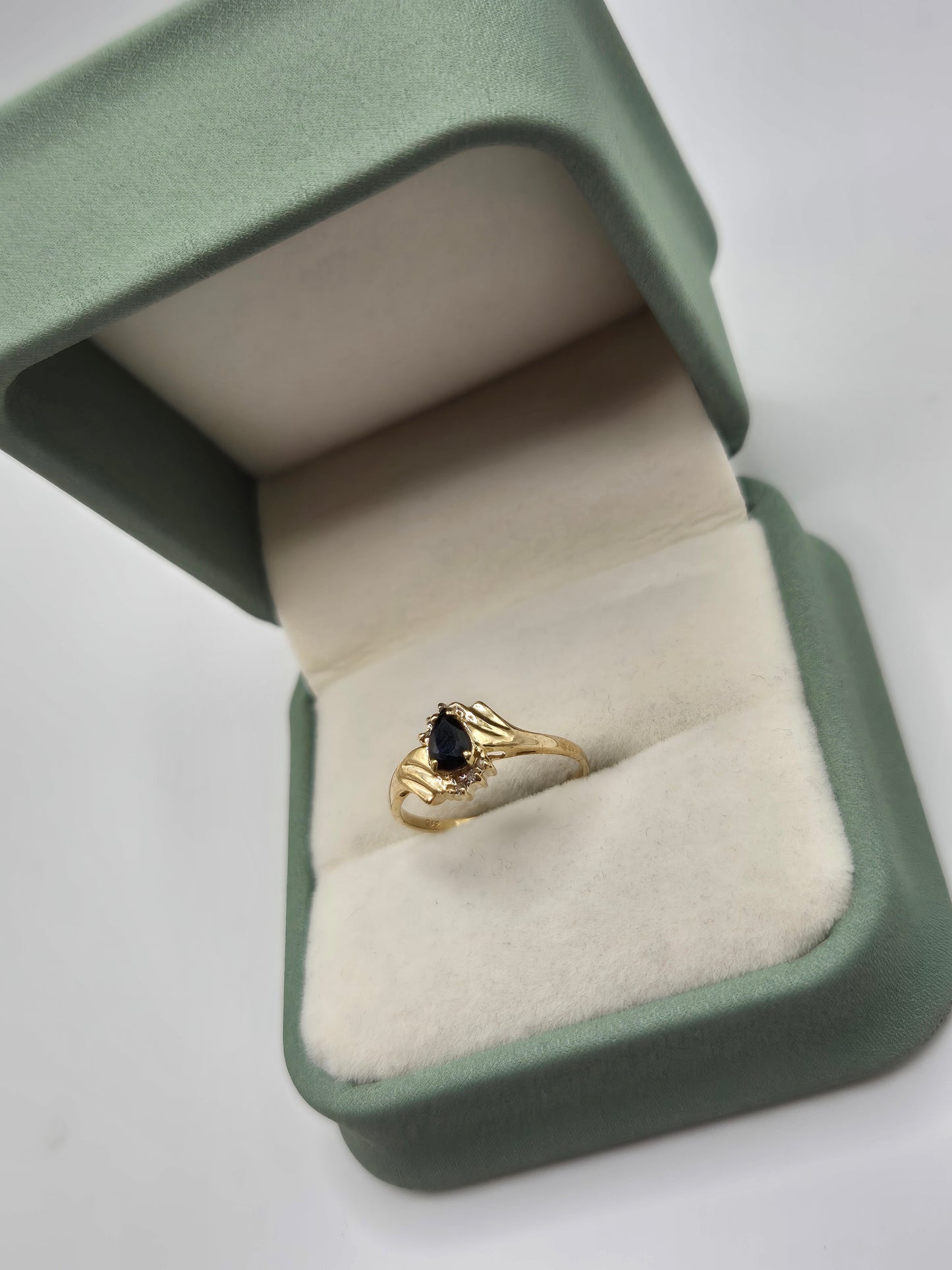 9ct gold sapphire and diamond ring