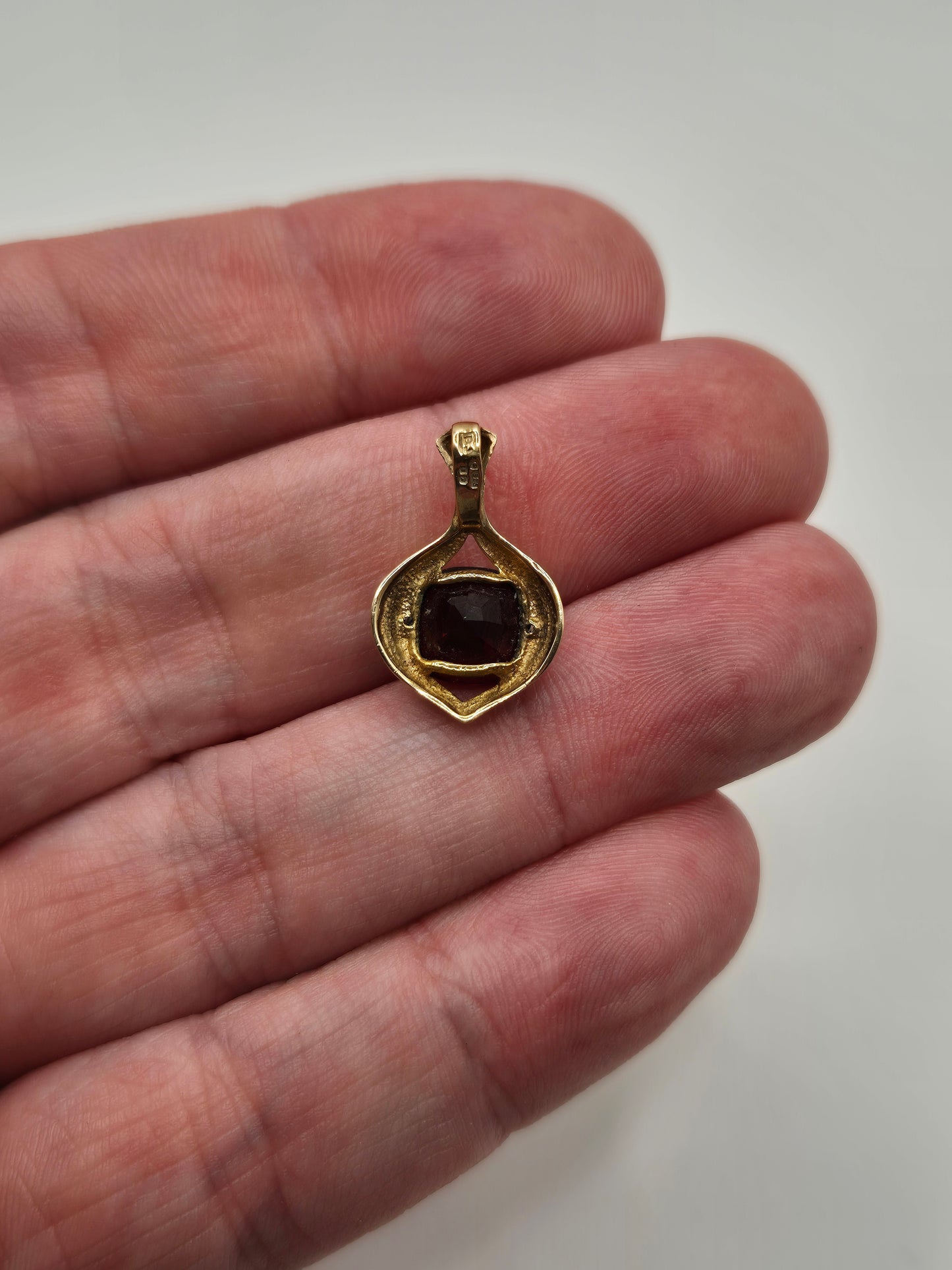 9ct gold garnet and diamond pendant