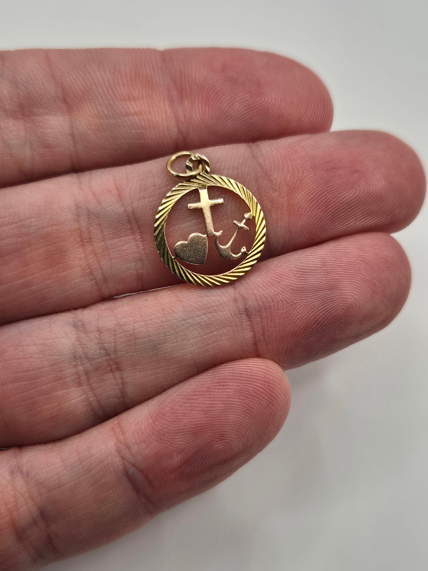 9ct gold hope, faith and charity pendant