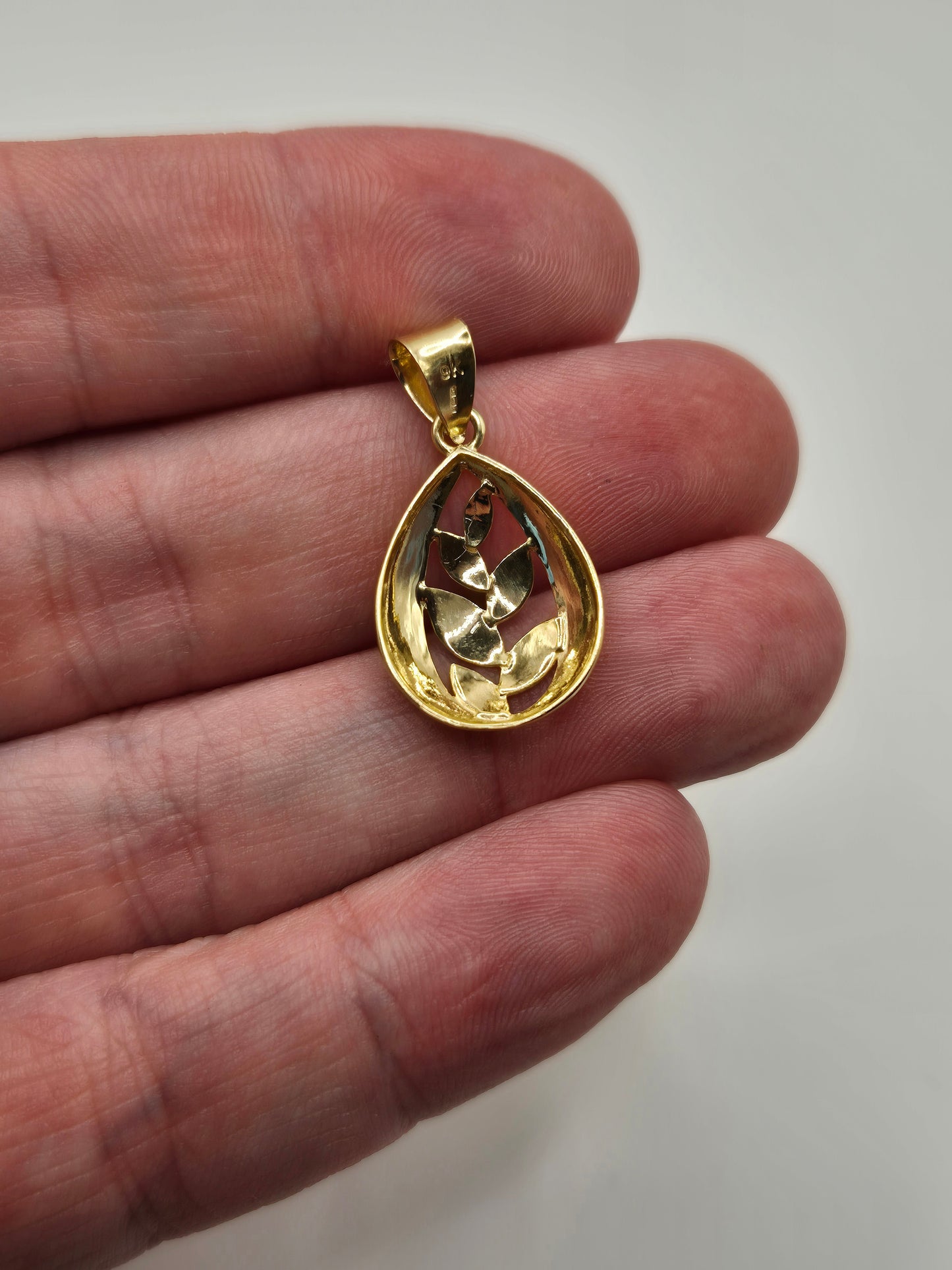 9ct tri gold pendant