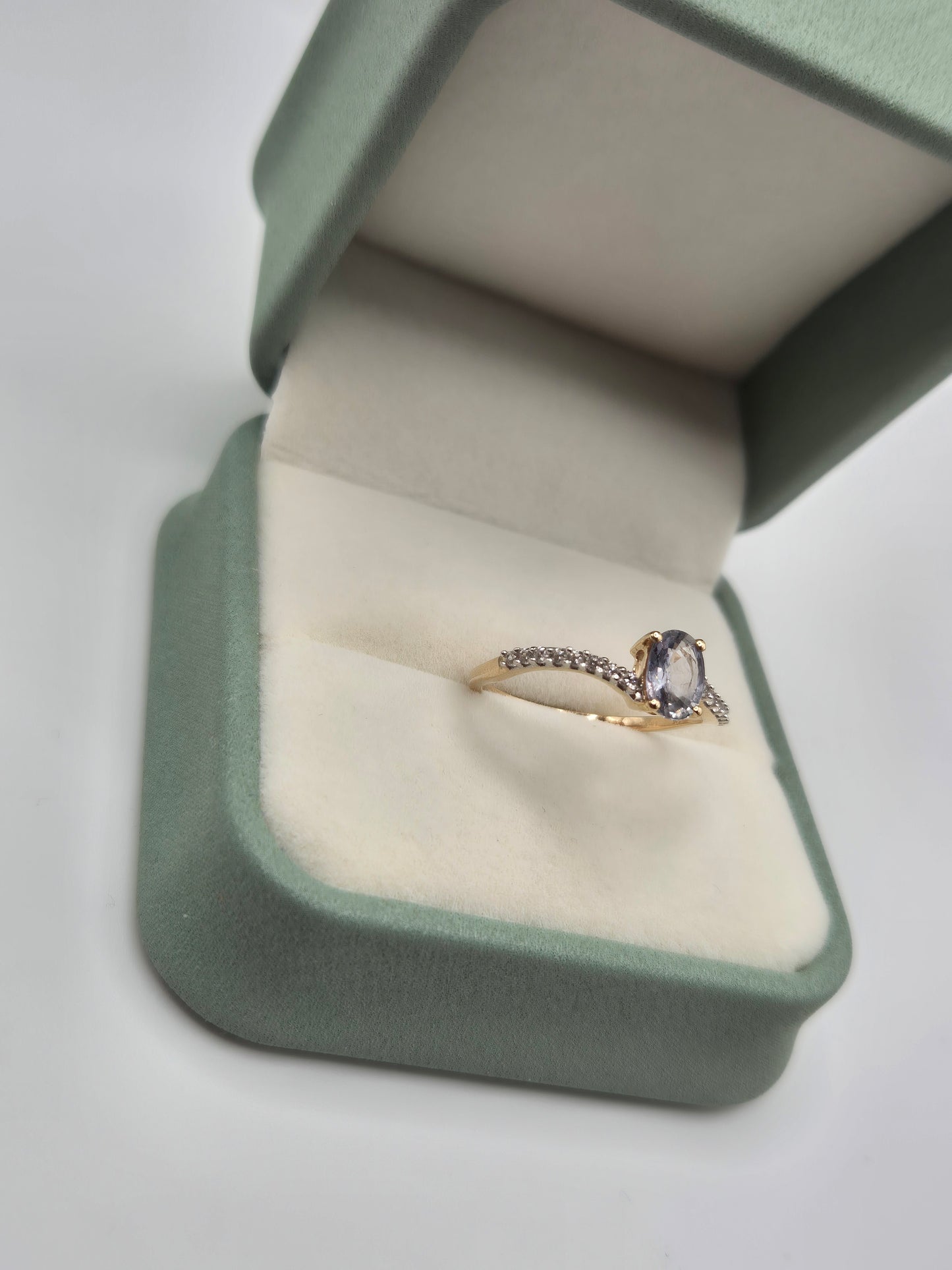 9ct gold iolite and cz ring