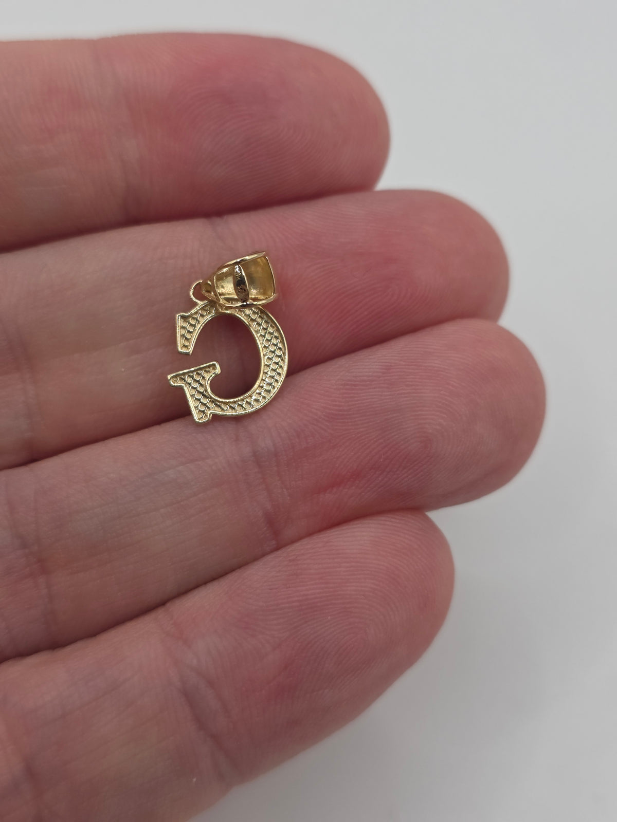 9ct gold initial G pendant