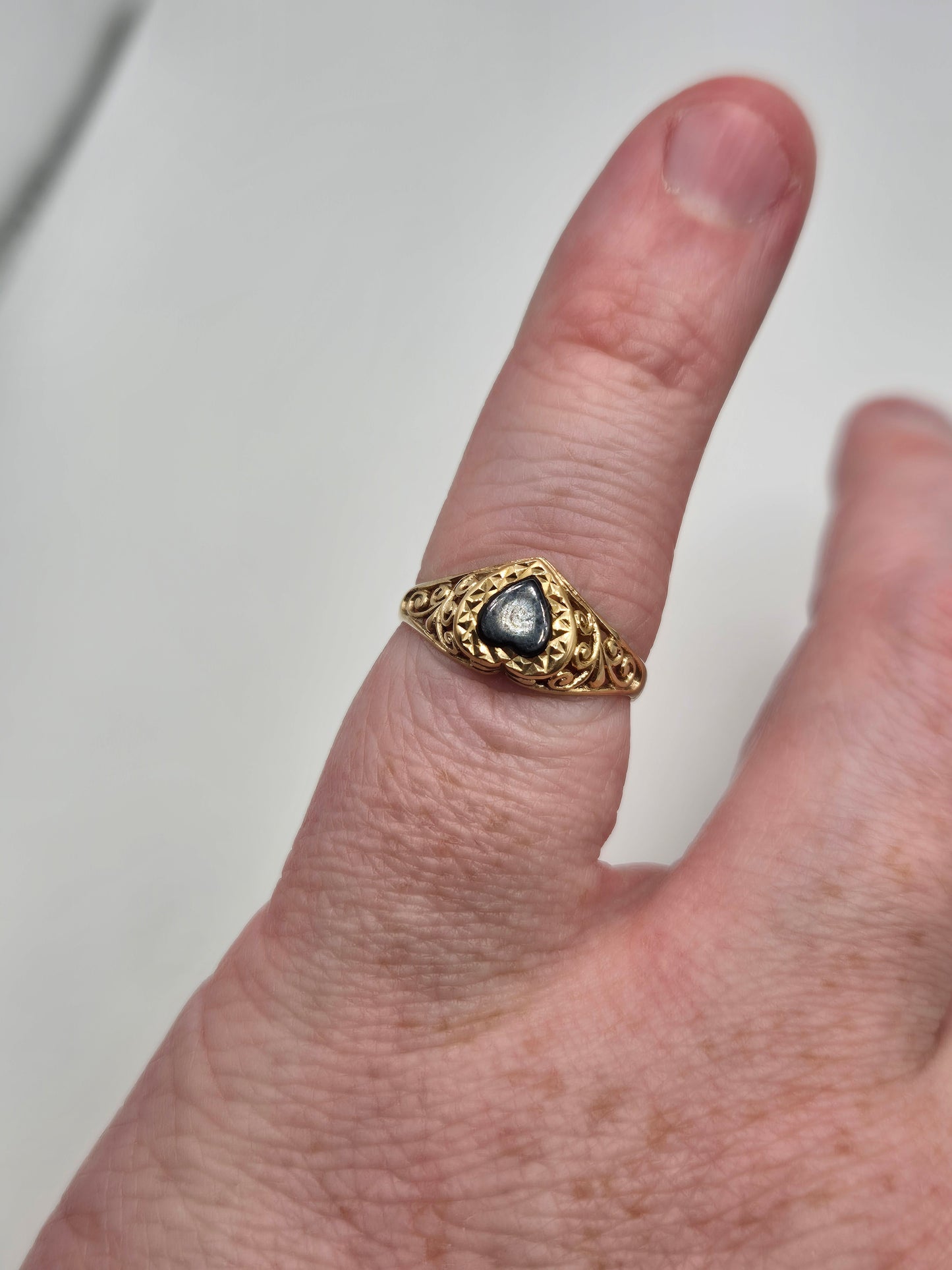 9ct gold onyx heart ring