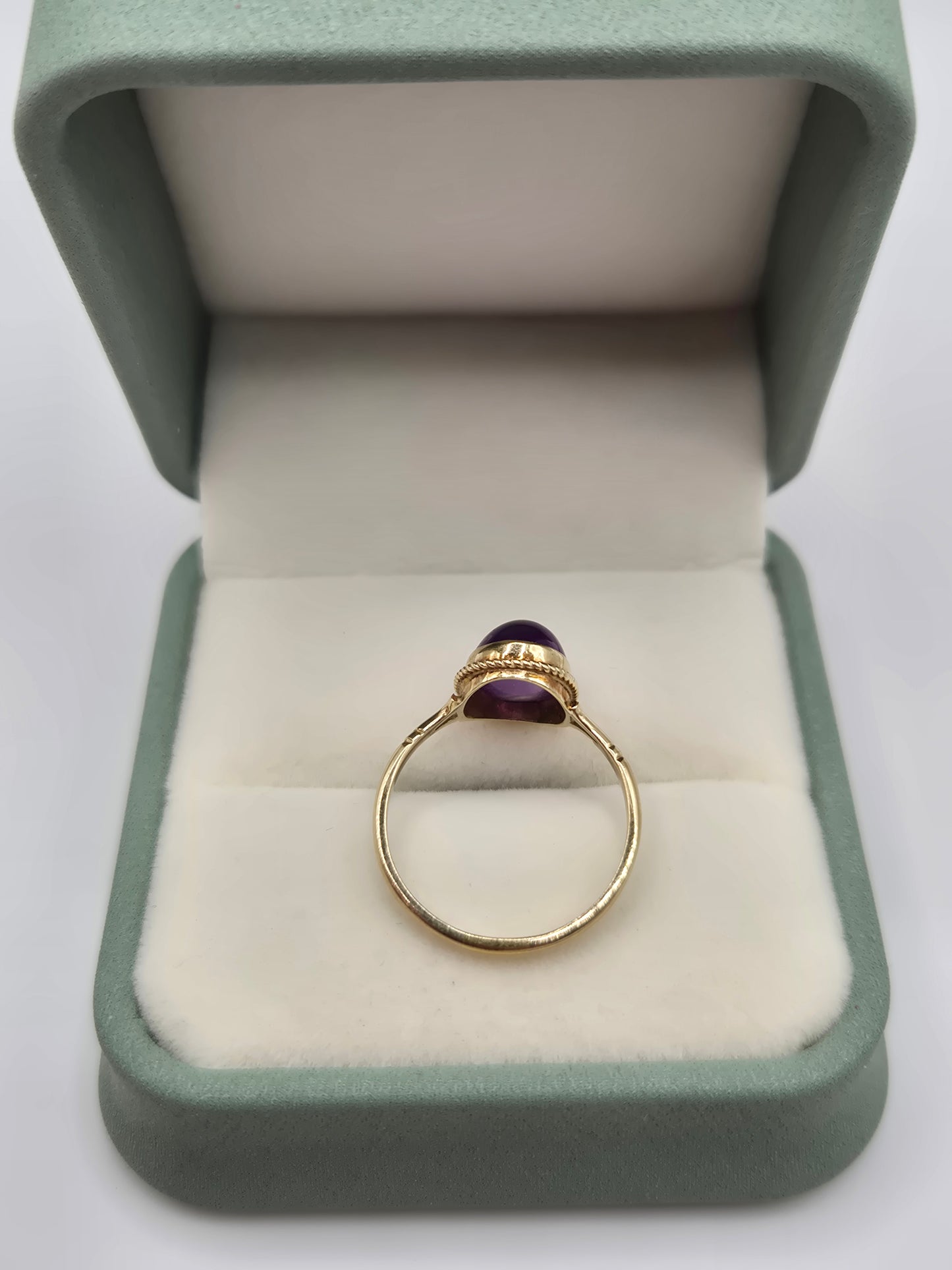 9ct gold cabachon amethyst ring
