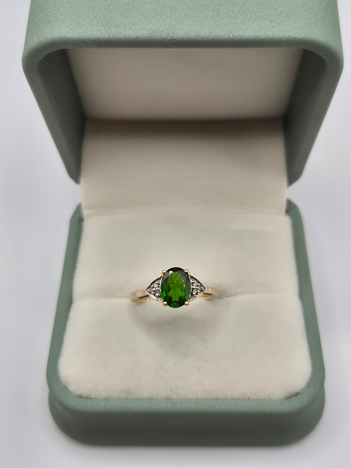 9ct gold diopside and diamond ring