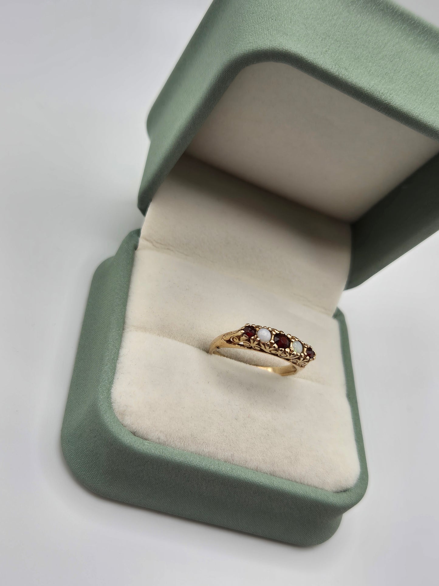 9ct gold garnet and opal ring
